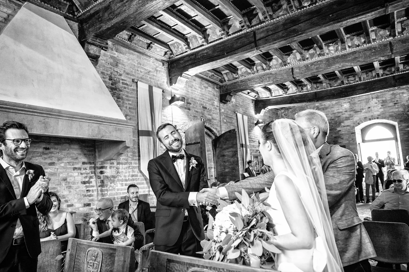 Cerimonia all'interno del castello in bianco e nero, matrimonio Castello di Grinzane Cavour Langhe