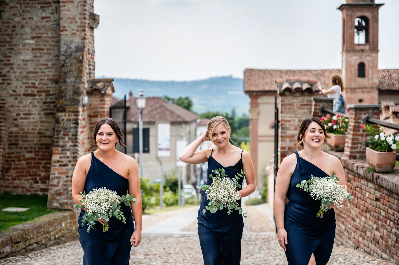 Damigelle nel borgo con bouquet, matrimonio Castello di Grinzane Cavour Langhe