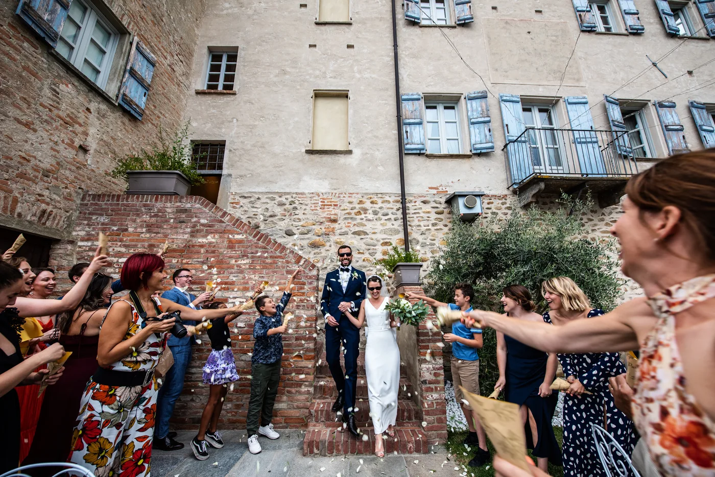 Festa nel cortile del borgo, matrimonio Castello di Grinzane Cavour Langhe