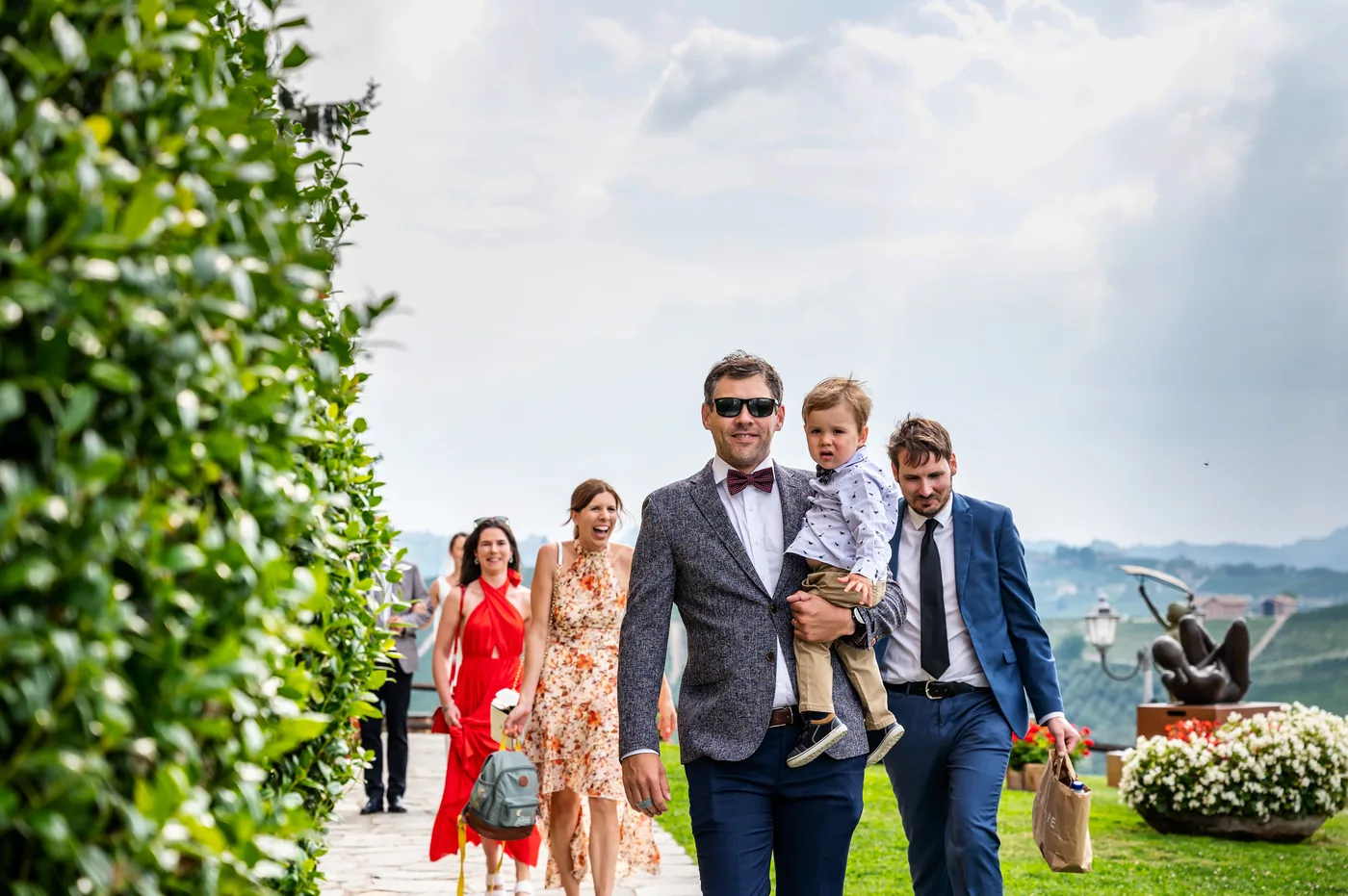 Arrivo degli invitati al borgo, matrimonio Castello di Grinzane Cavour Langhe