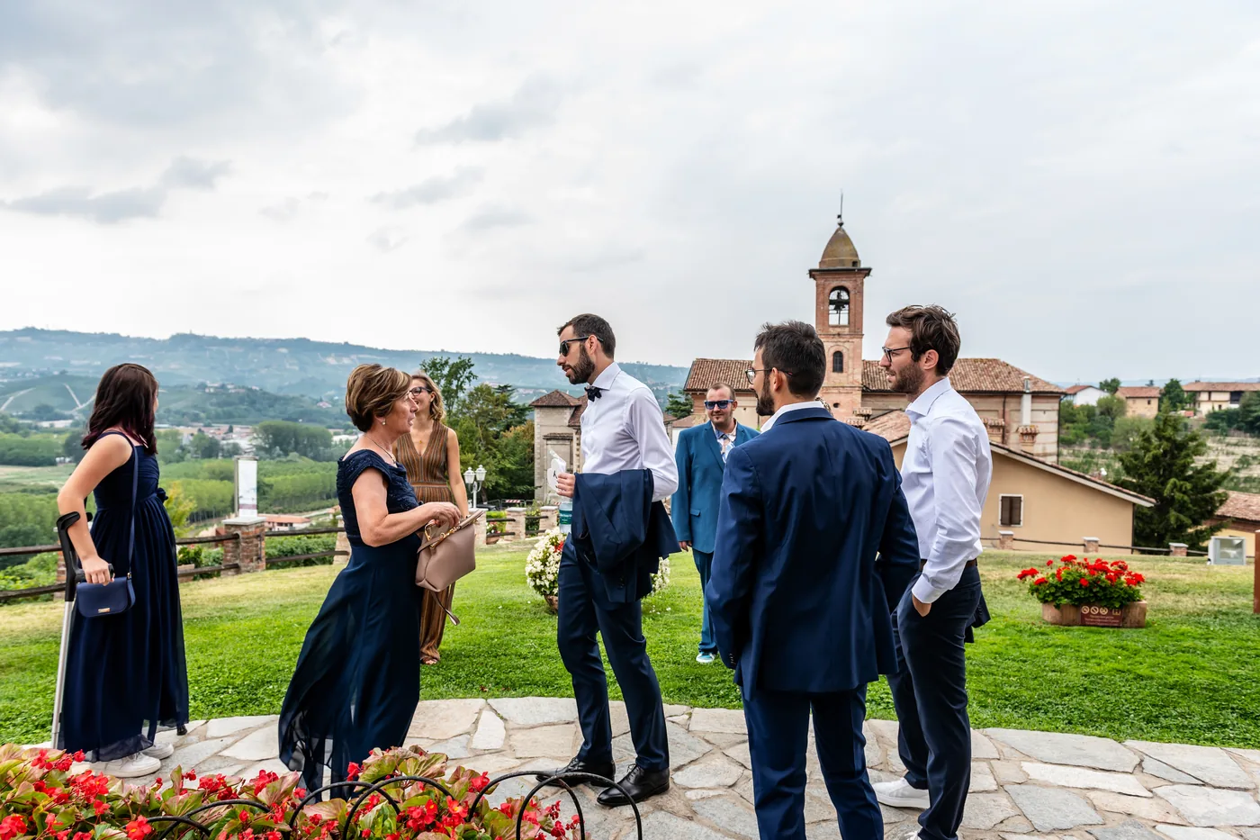 Invitati con panorama del borgo, matrimonio Castello di Grinzane Cavour Langhe