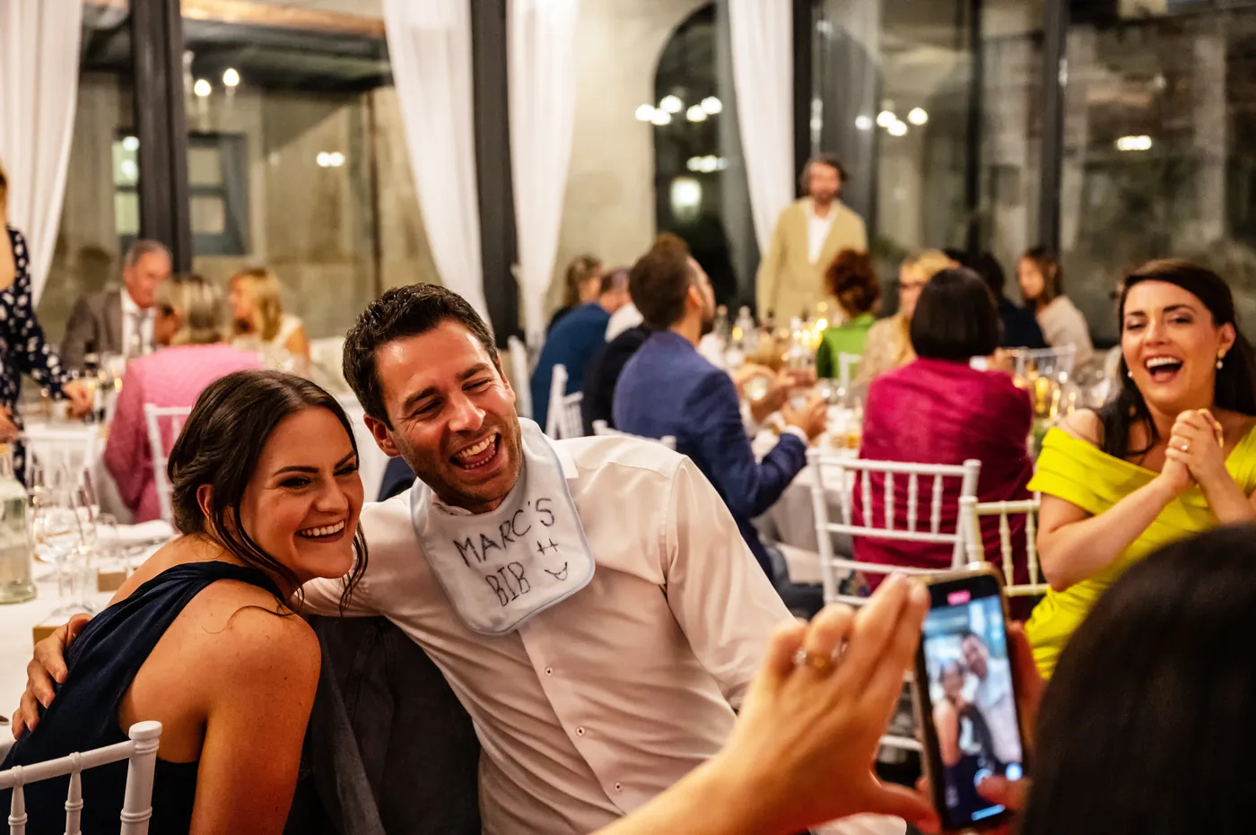 Tavolata degli invitati durante la festa, matrimonio Castello di Grinzane Cavour Langhe