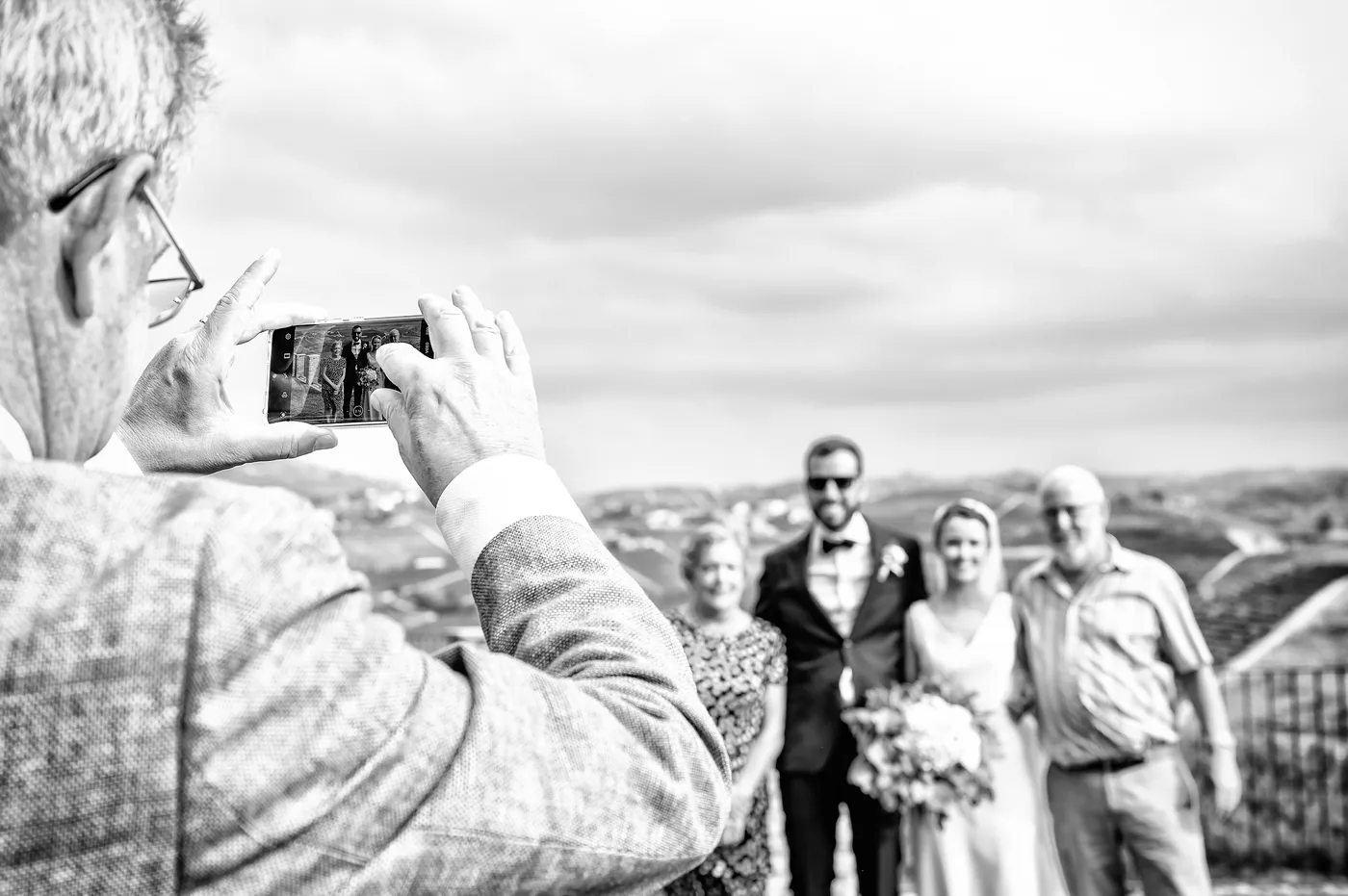 Invitato scatta foto ricordo in bianco e nero, matrimonio Castello di Grinzane Cavour Langhe