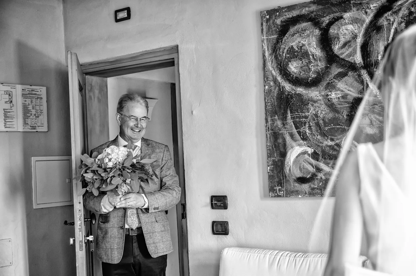 Padre e sposa con bouquet in bianco e nero, matrimonio Castello di Grinzane Cavour Langhe