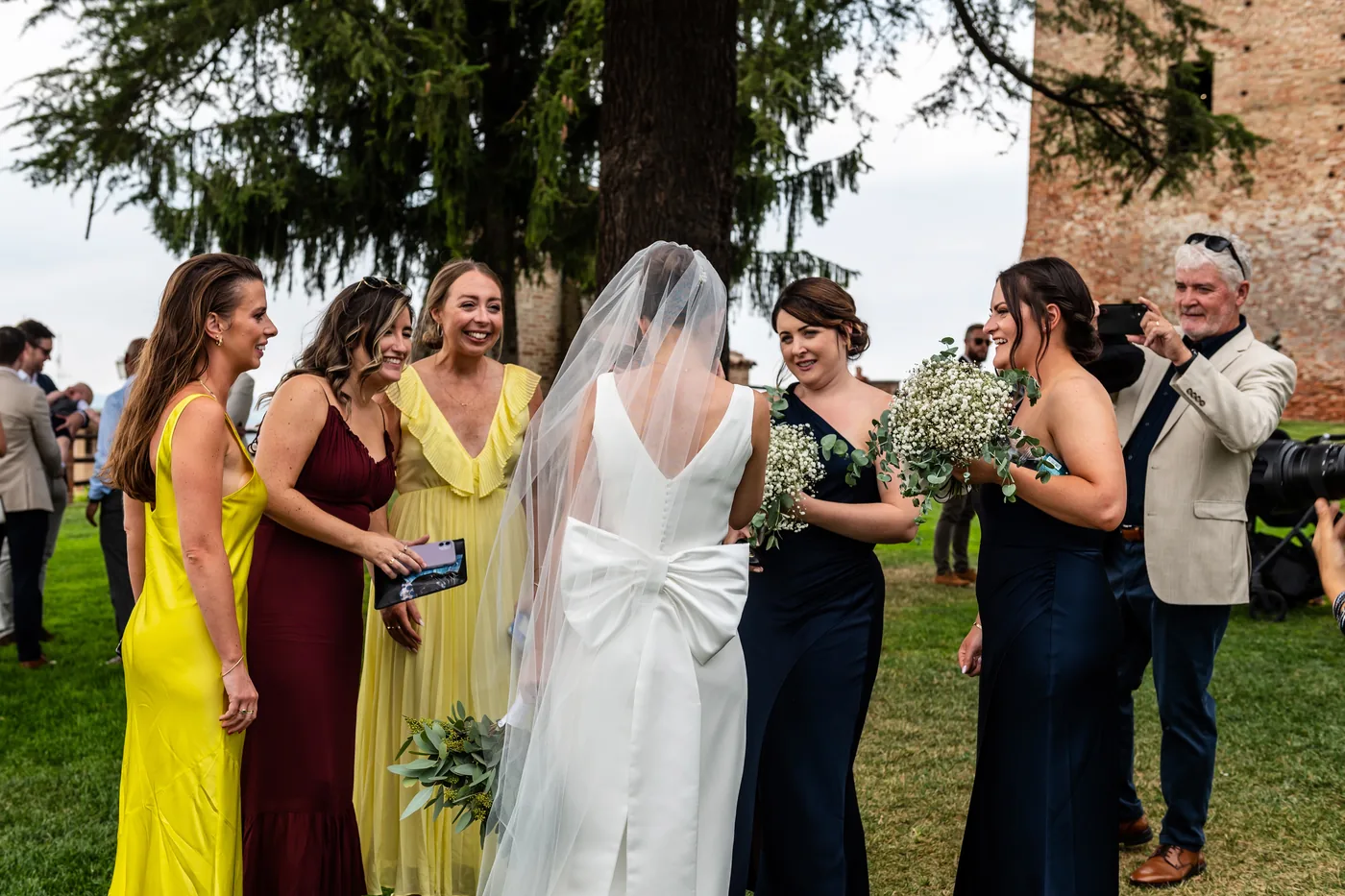 Arrivo della sposa accolta dagli invitati, matrimonio Castello di Grinzane Cavour Langhe