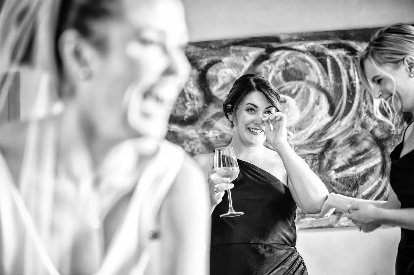 Sposa commossa in bianco e nero durante la preparazione, matrimonio Castello di Grinzane Cavour Langhe