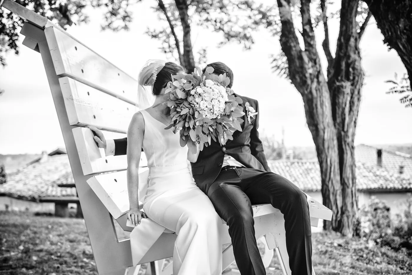 Sposi sull'altalena in bianco e nero, matrimonio Castello di Grinzane Cavour Langhe