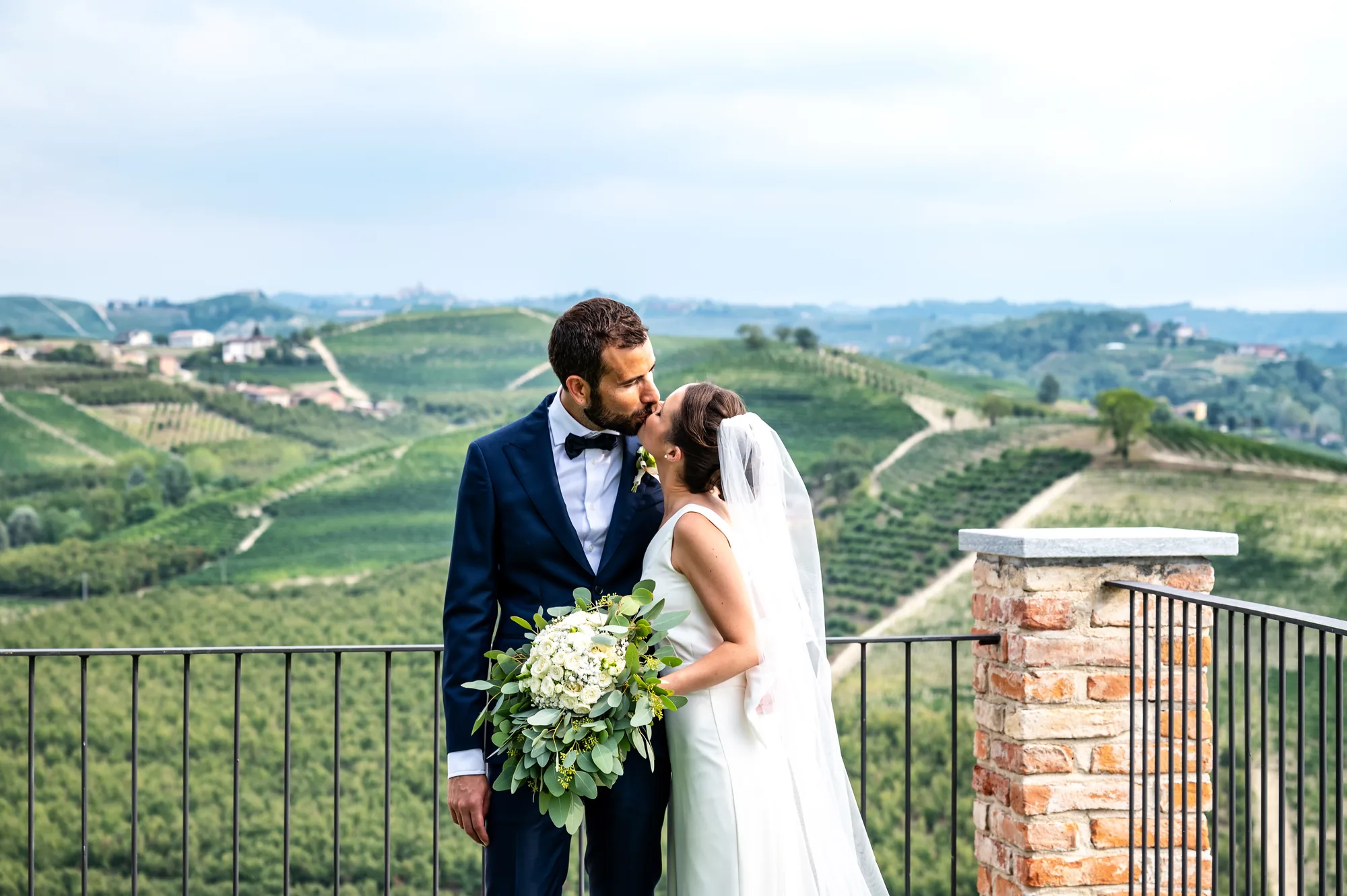 Bacio degli sposi tra le vigne, Grinzane Cavour, Langhe