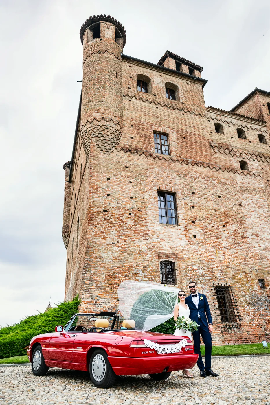 Sposi davanti al castello, esterno, matrimonio Castello di Grinzane Cavour Langhe