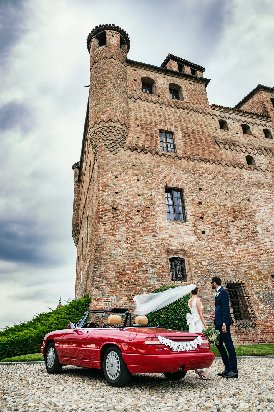 Sposi davanti al castello con il velo al vento, Grinzane Cavour, Langhe