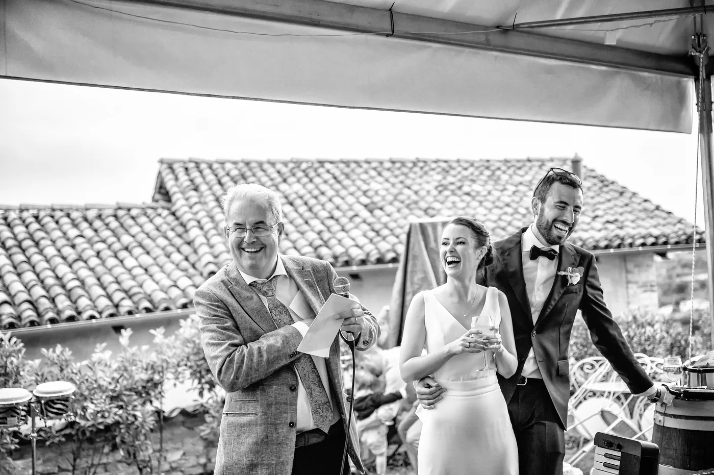 Sposi e invitati alla festa in bianco e nero, matrimonio Castello di Grinzane Cavour Langhe