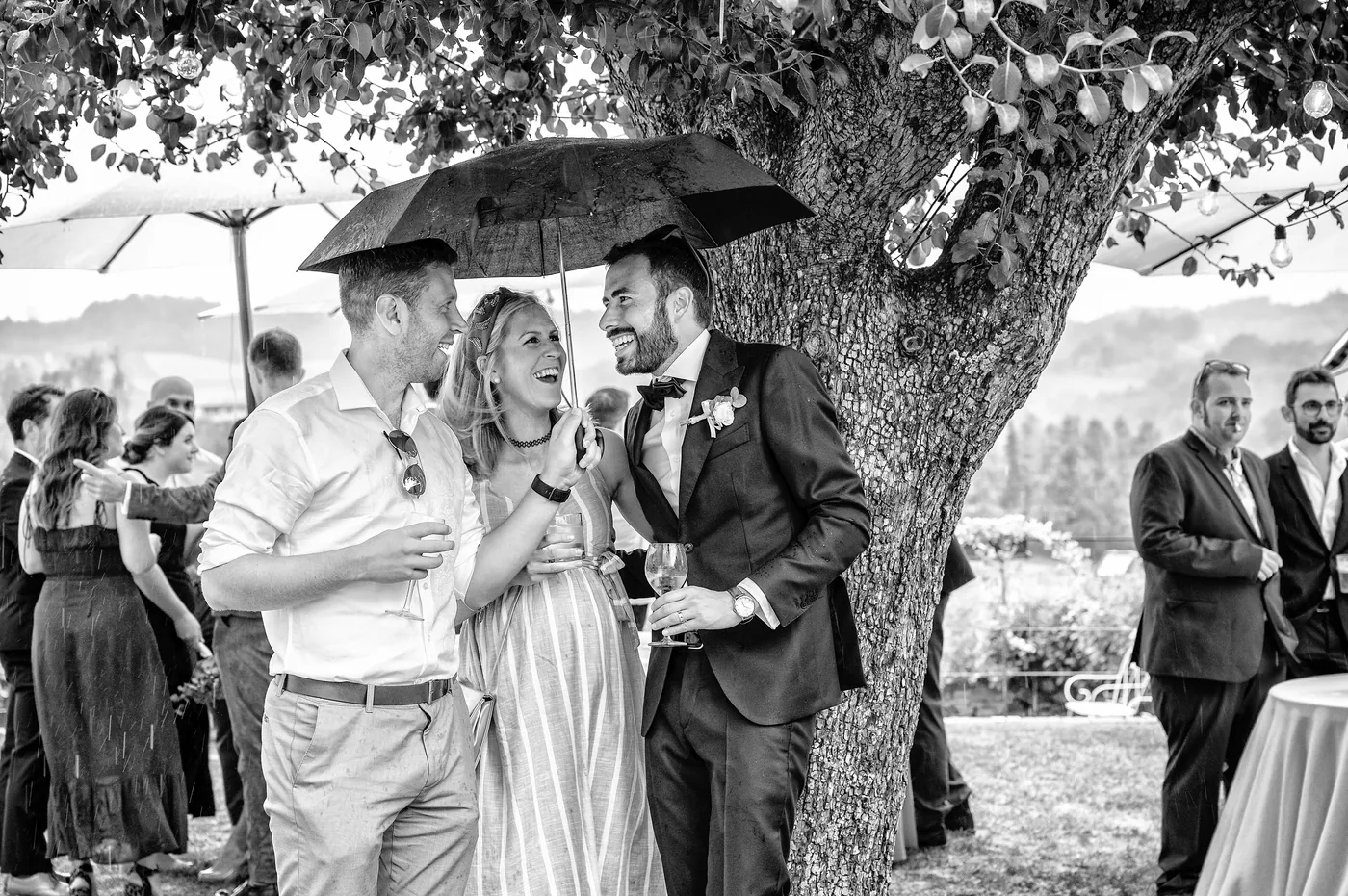 Sposi sotto la pioggia con ombrello in bianco e nero, matrimonio Castello di Grinzane Cavour Langhe