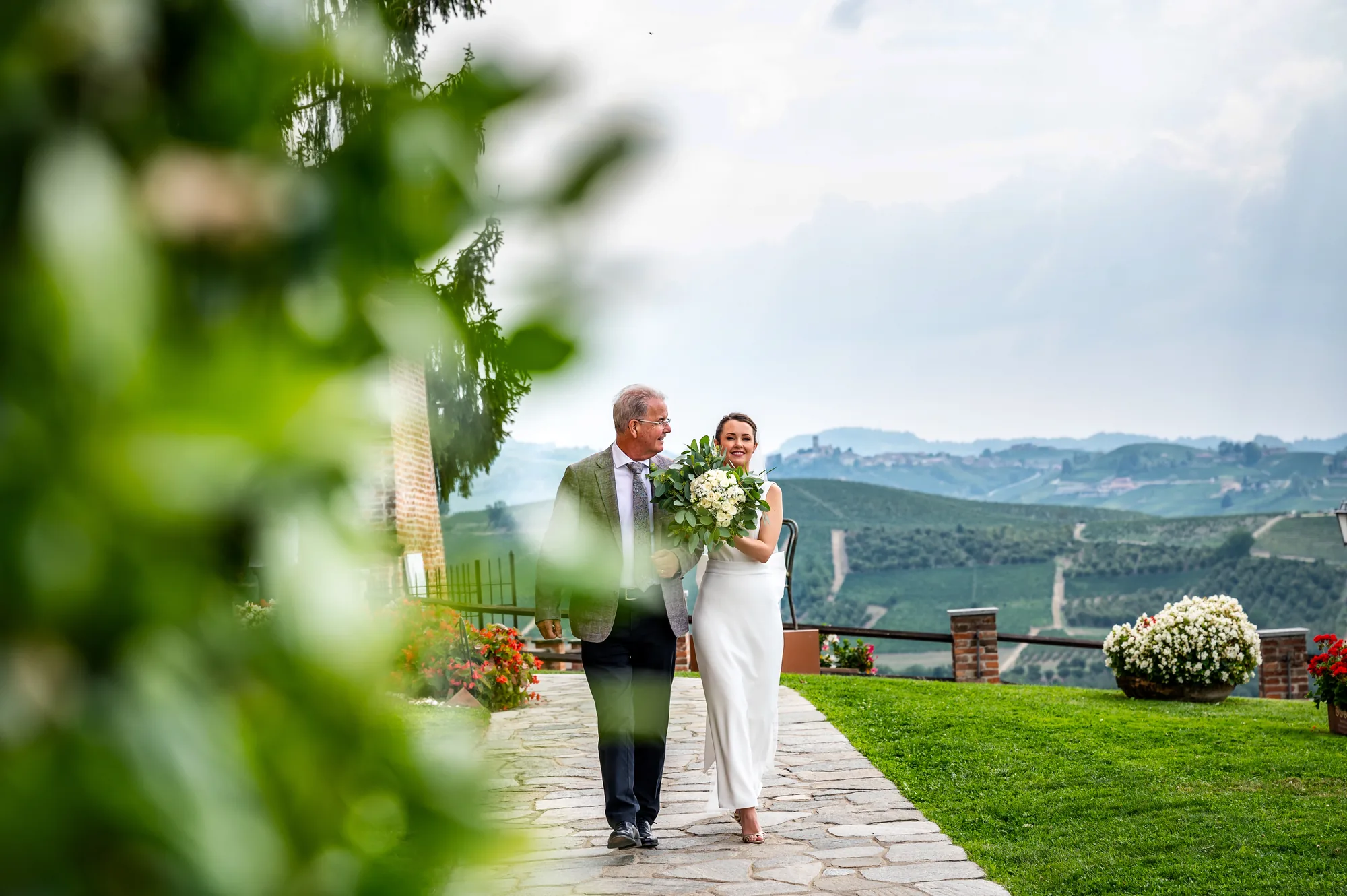 Sposi tra le vigne con panorama delle Langhe, Castello di Grinzane Cavour