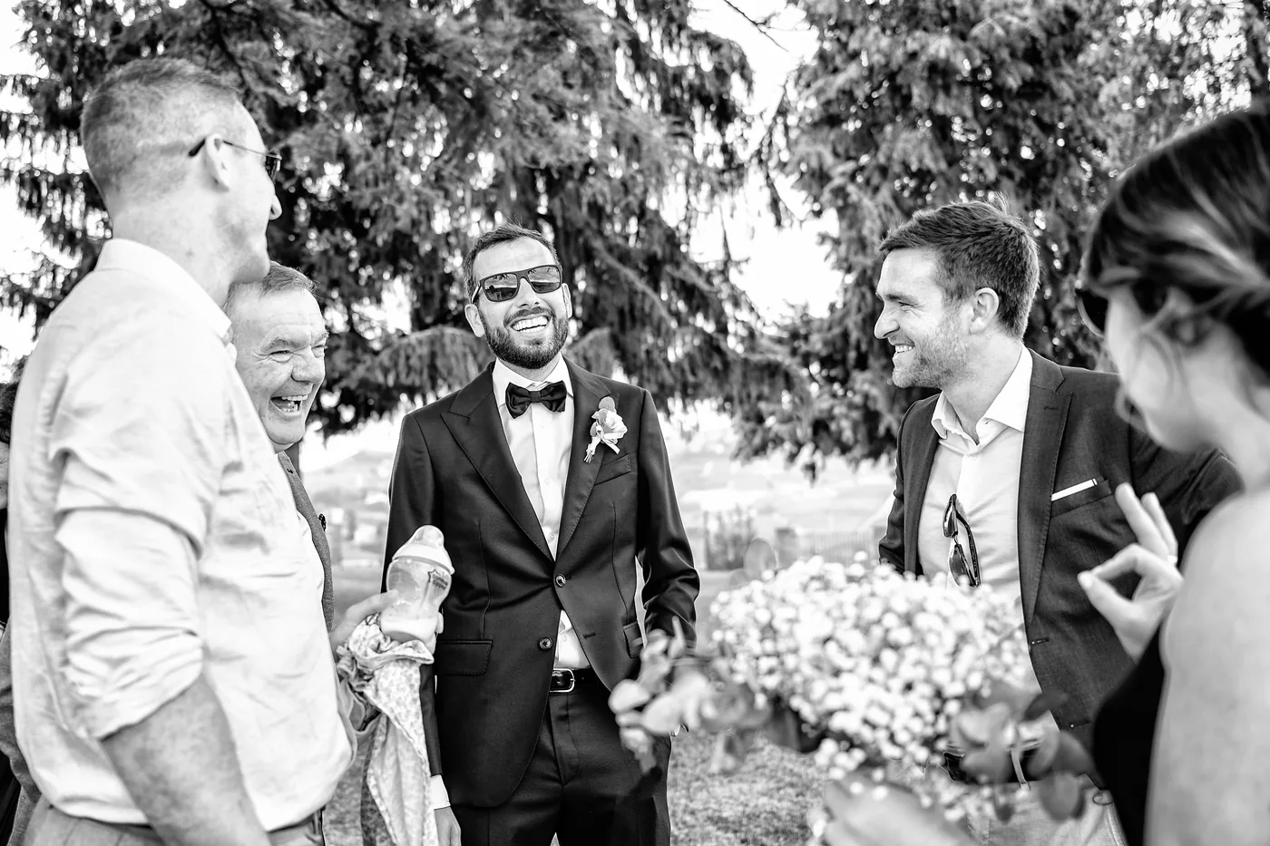 Sposo con gli amici in bianco e nero, matrimonio Castello di Grinzane Cavour Langhe