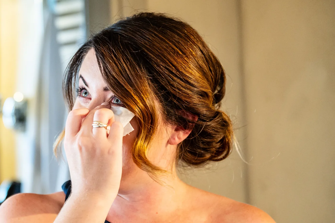 Trucco della sposa, dettaglio sartoriale, matrimonio Castello di Grinzane Cavour Langhe