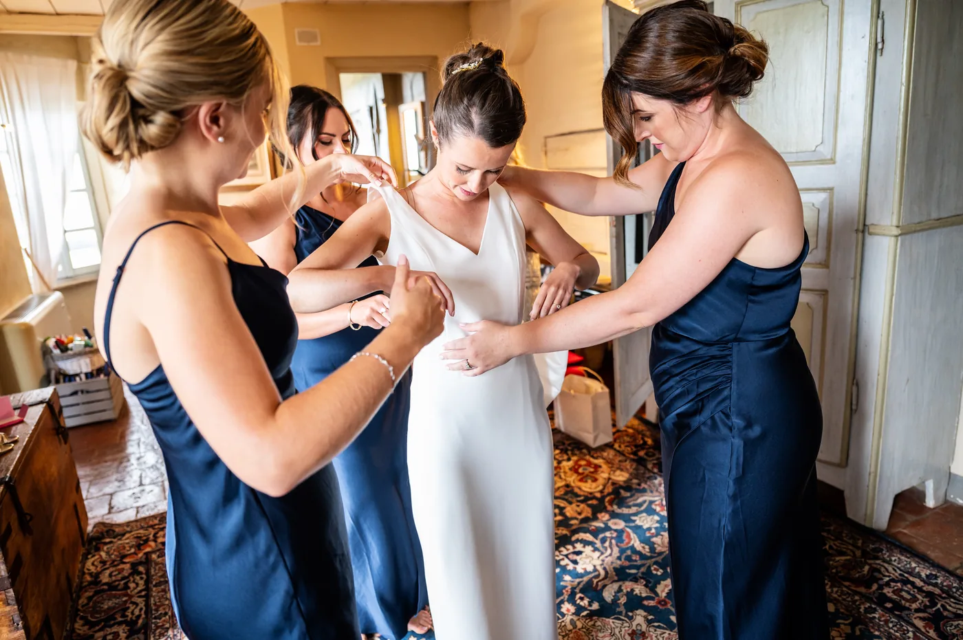Vestizione della sposa con le damigelle, matrimonio Castello di Grinzane Cavour Langhe