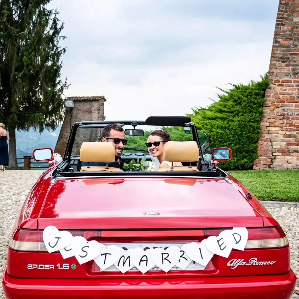 Matrimonio al Castello di Grinzane Cavour — Sarah e Matteo su Alfa Spider rossa nelle Langhe