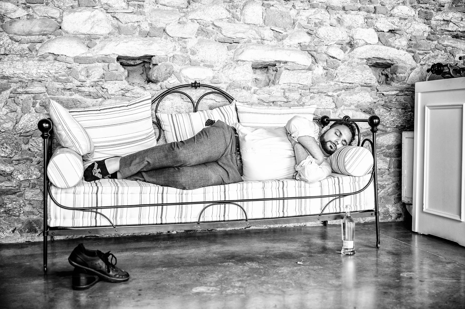 Un momento di relax prima della cerimonia, Tenuta La Michelina, Pinerolo, fotografia in bianco e nero
