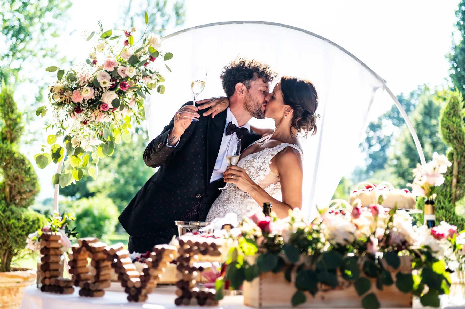 Bacio degli sposi durante l aperitivo, Tenuta La Michelina, Pinerolo