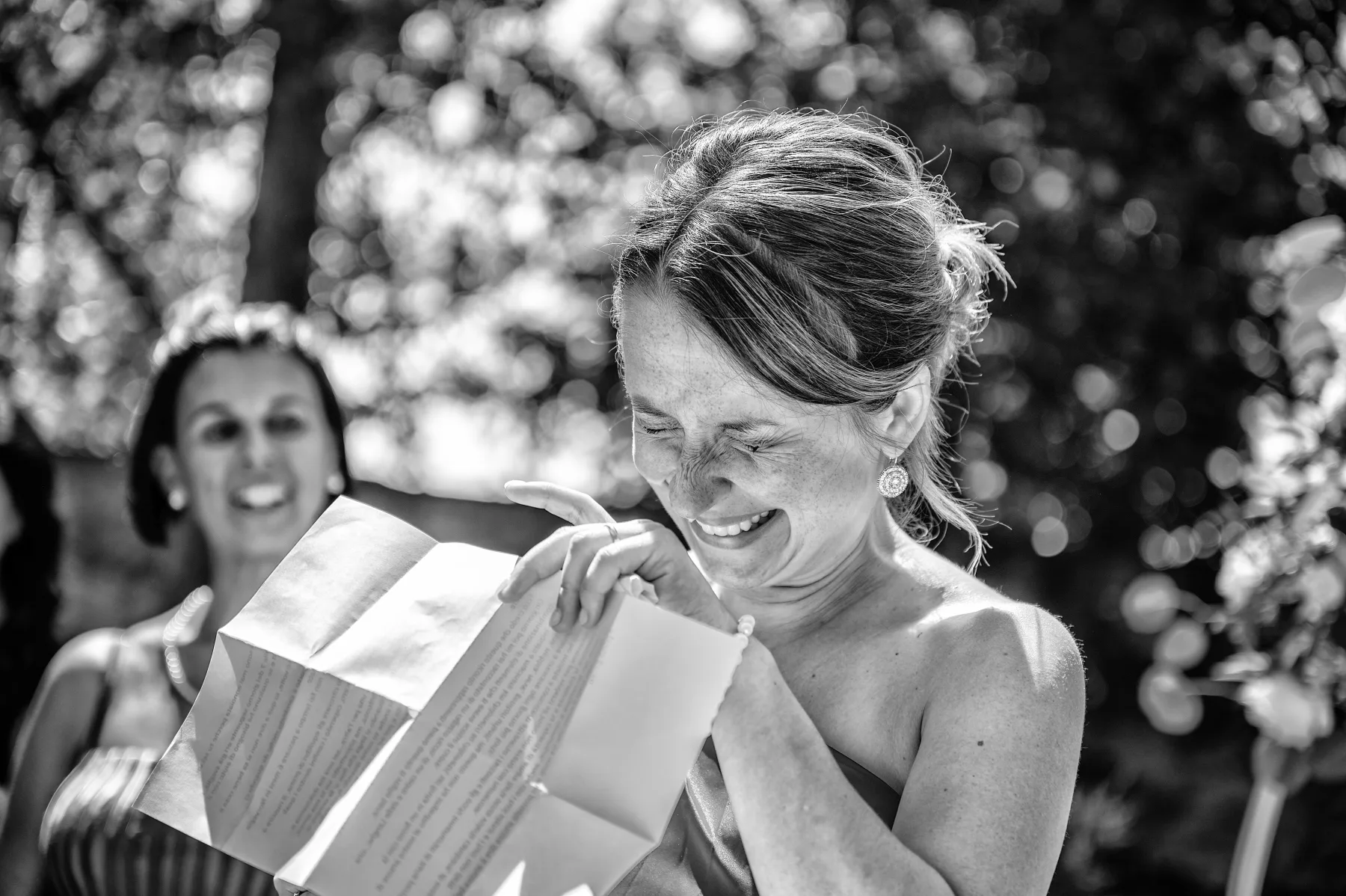 Risata spontanea della sposa, Tenuta La Michelina, Pinerolo, fotografia in bianco e nero