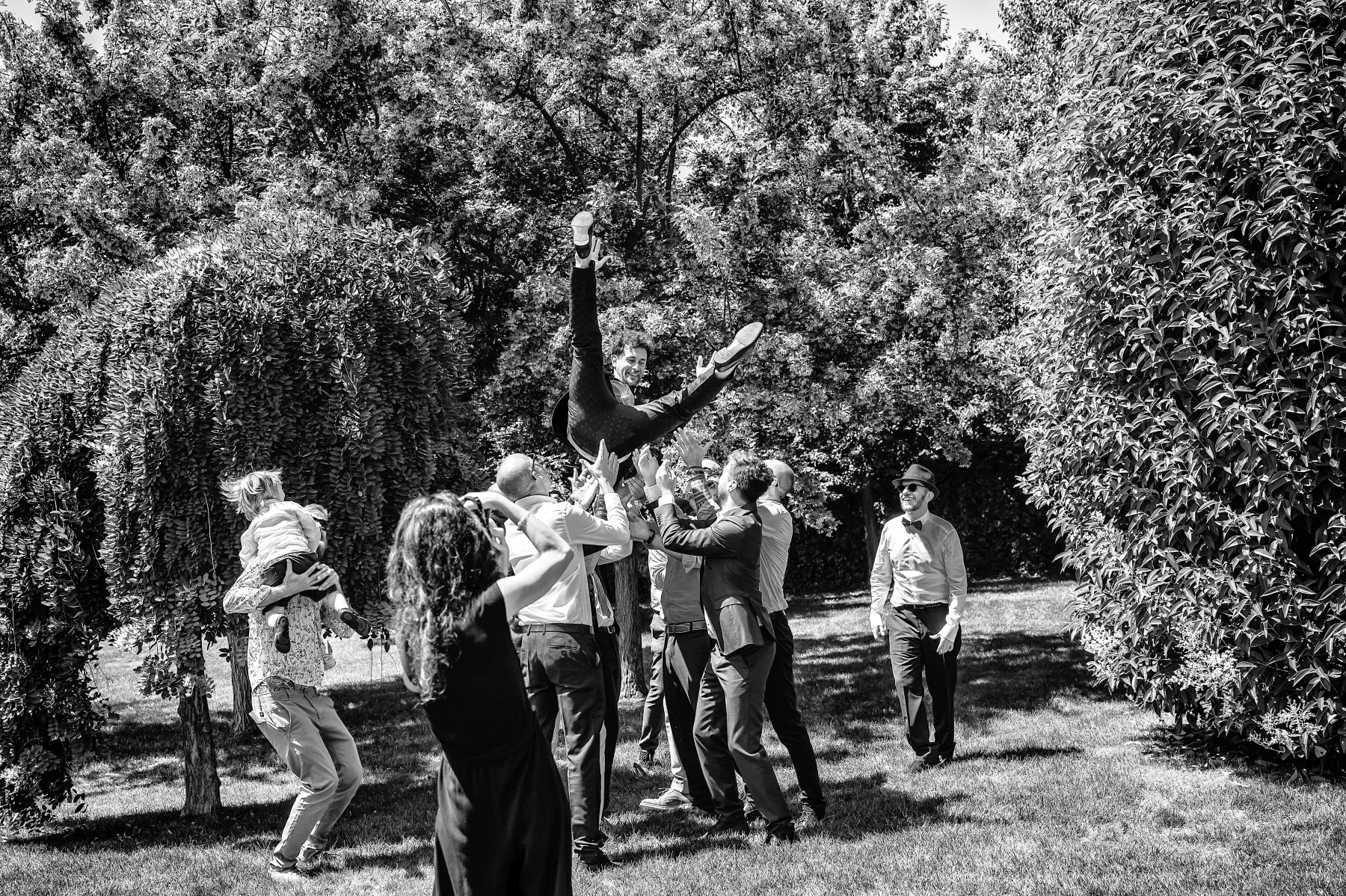 Ospiti sotto l albero, matrimonio alla Tenuta La Michelina, Pinerolo, fotografia in bianco e nero
