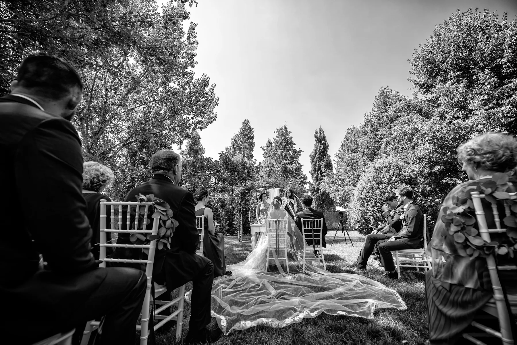 Gli sposi tra gli ospiti, Tenuta La Michelina, Pinerolo, fotografia in bianco e nero