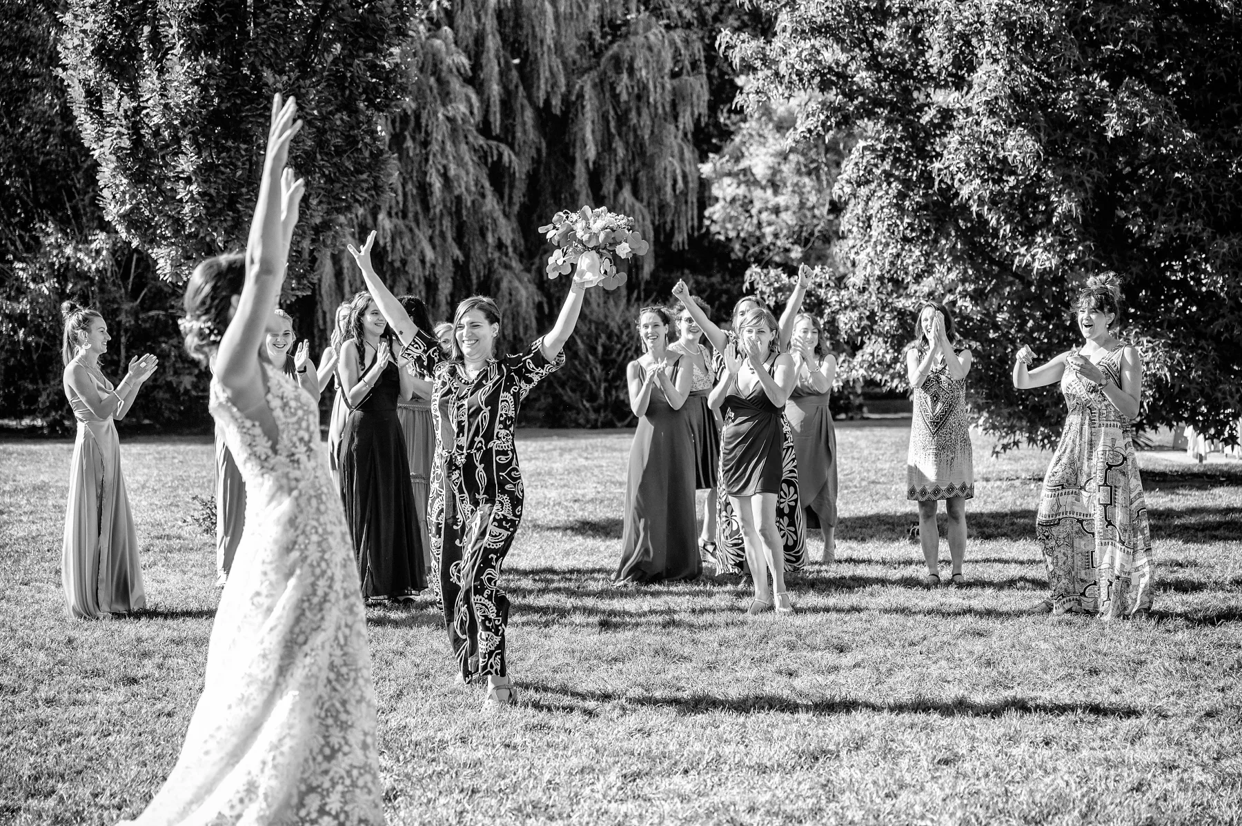 Il lancio del bouquet, Tenuta La Michelina, Pinerolo, fotografia in bianco e nero
