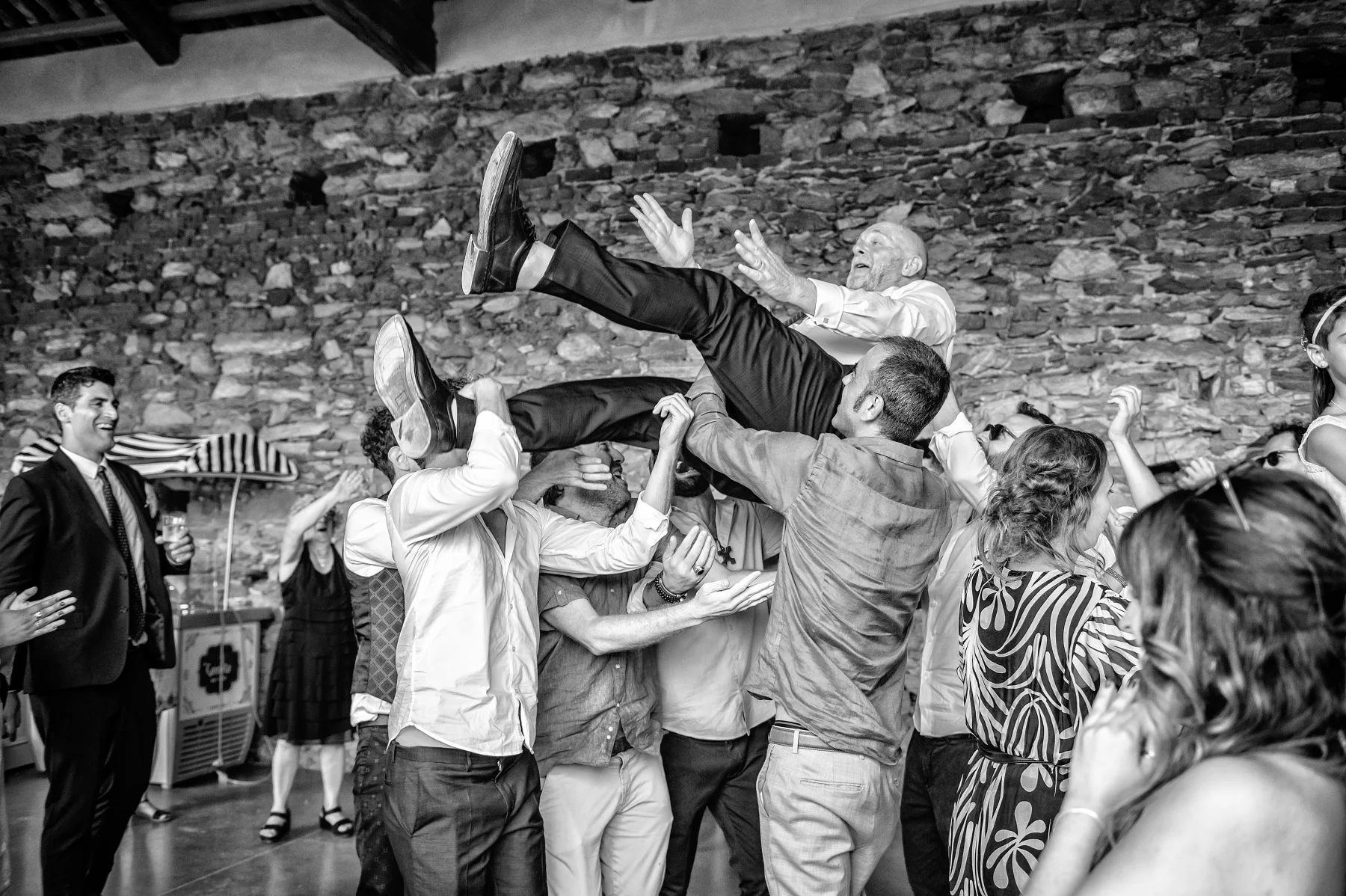 Momento di gioia alla festa, Tenuta La Michelina, Pinerolo, fotografia in bianco e nero