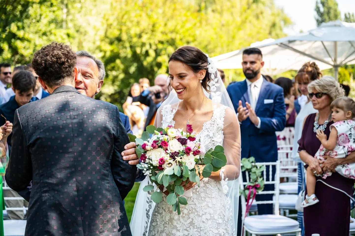 Arrivo della sposa alla cerimonia all'aperto alla Tenuta La Michelina