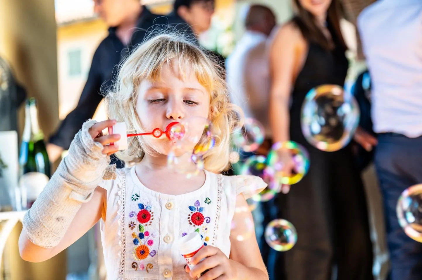 Bambini giocano con le bolle di sapone durante la festa