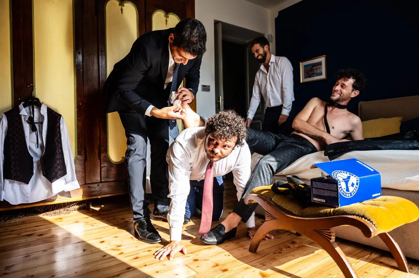 Preparativi di una piccola paggetta prima del matrimonio, bianco e nero