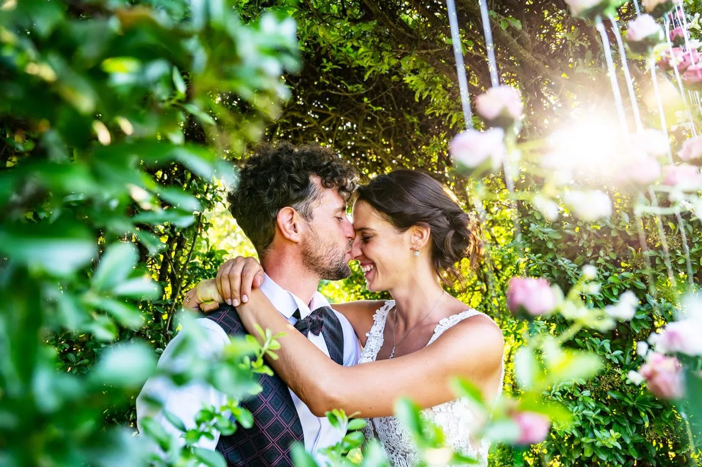 Ritratto romantico degli sposi tra le rose nel parco della Michelina