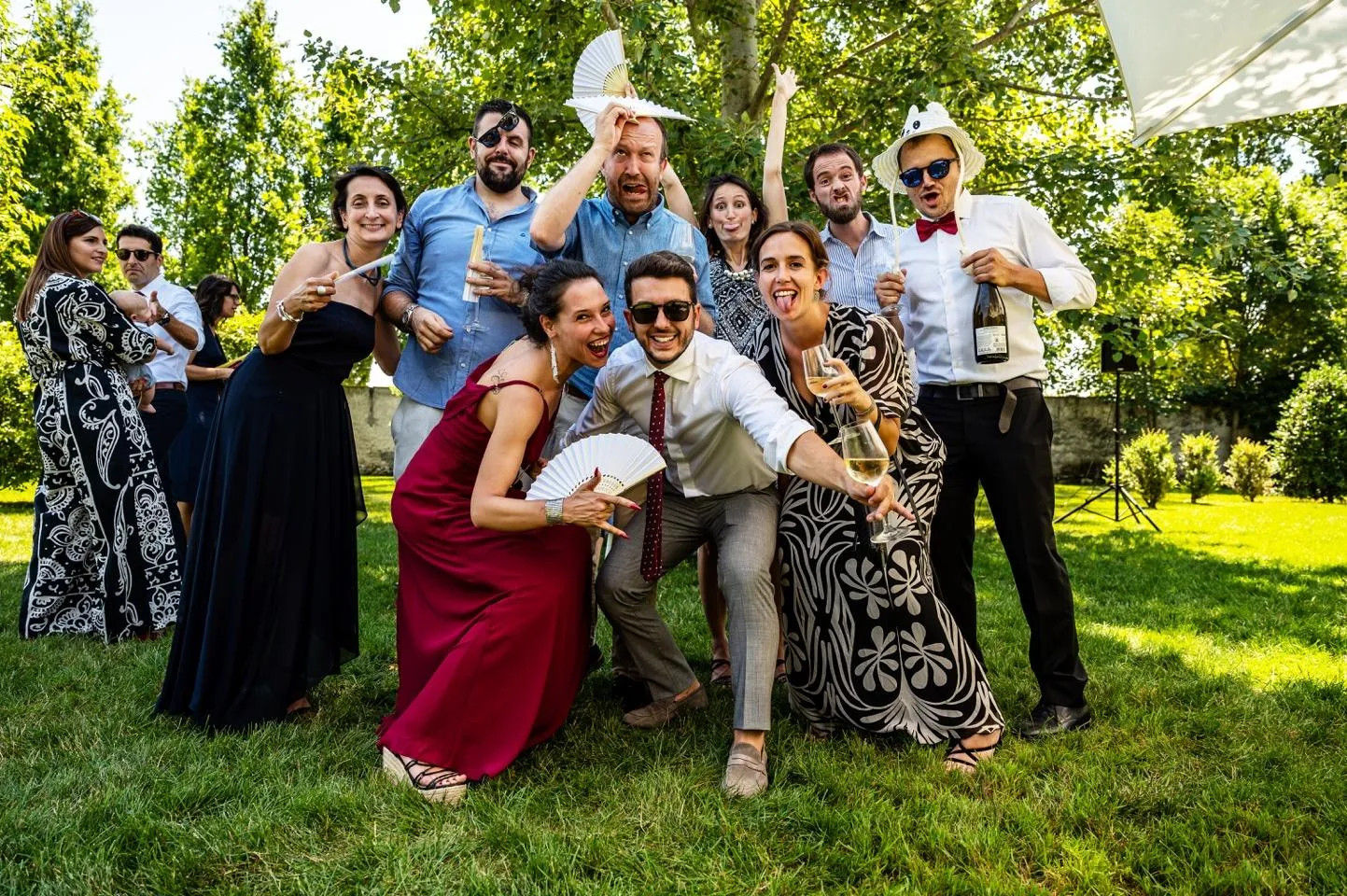 Scherzi e risate tra gli amici durante la festa