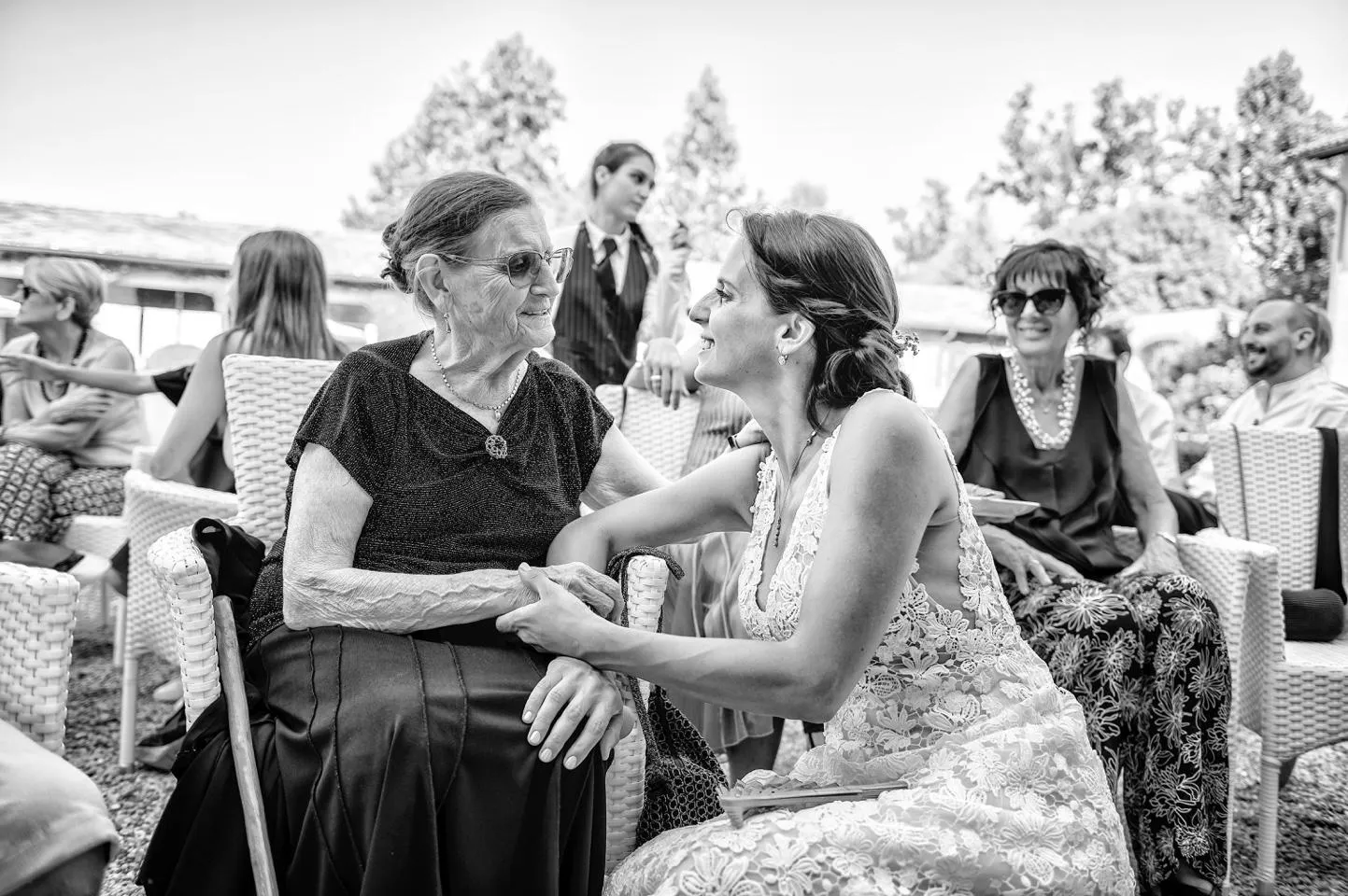 Un momento di tenerezza tra la sposa e la nonna