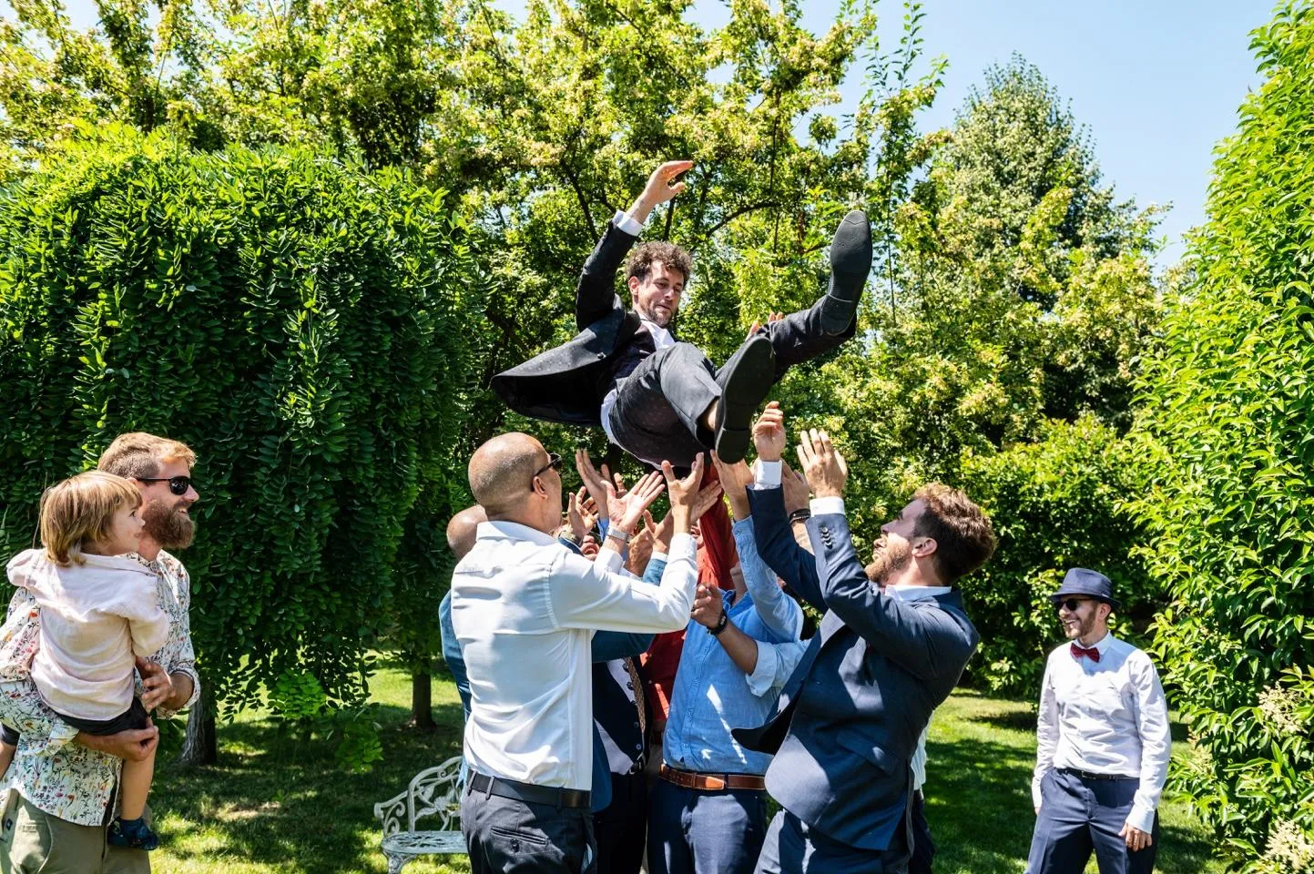 Lo sposo con i suoi amici al matrimonio alla Michelina