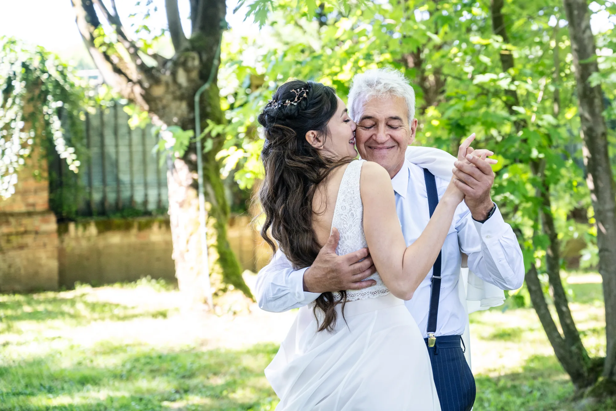 Un abbraccio commosso durante il matrimonio a La Scrivana