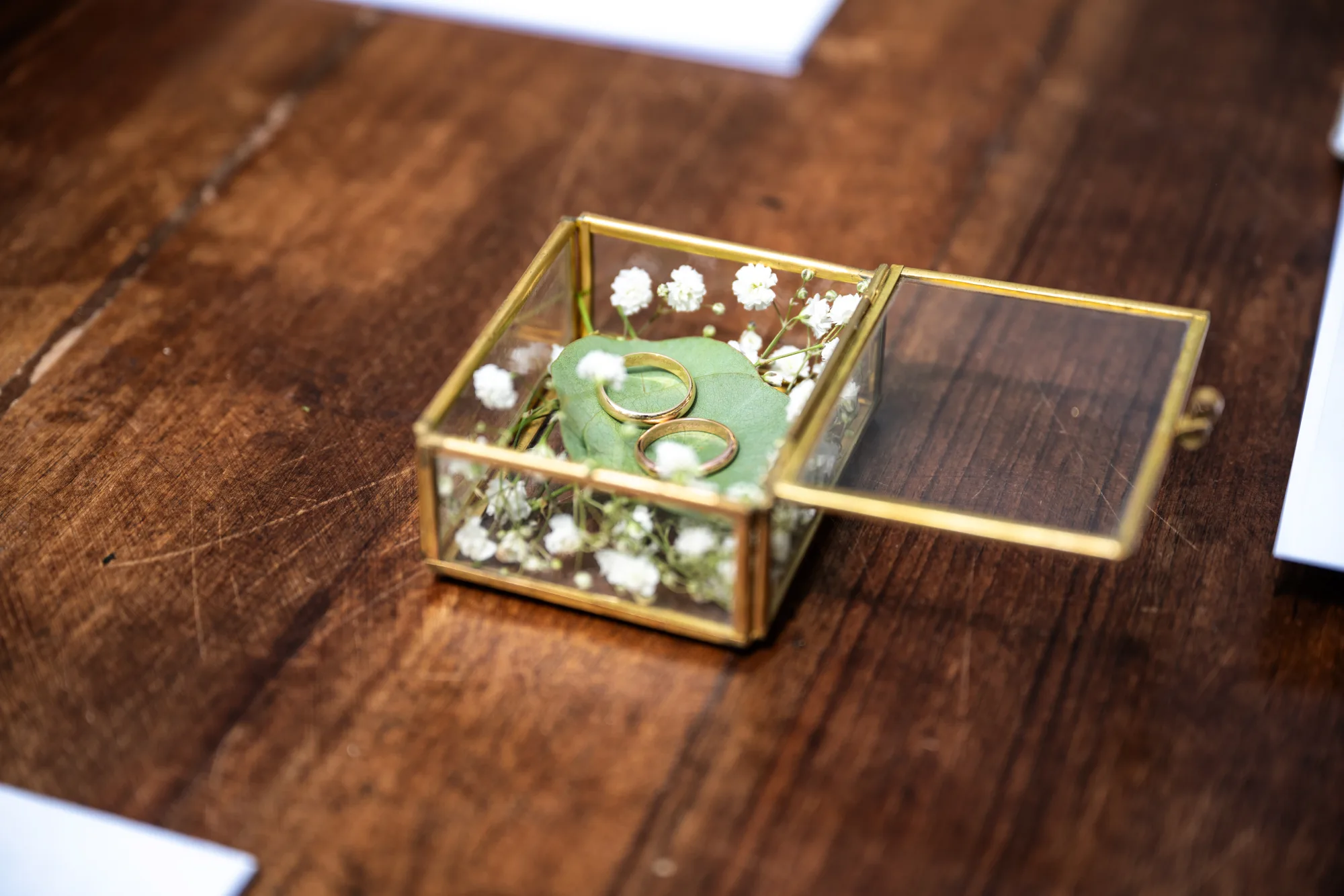 Le fedi nuziali in un cofanetto dorato, matrimonio a La Scrivana