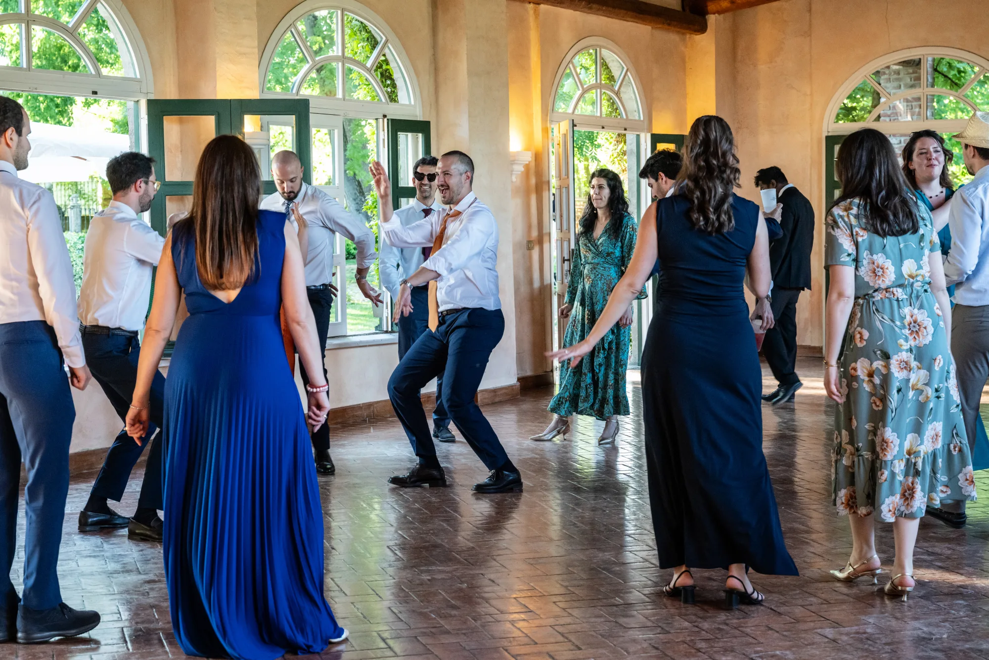 Gli invitati in pista alla festa di La Scrivana