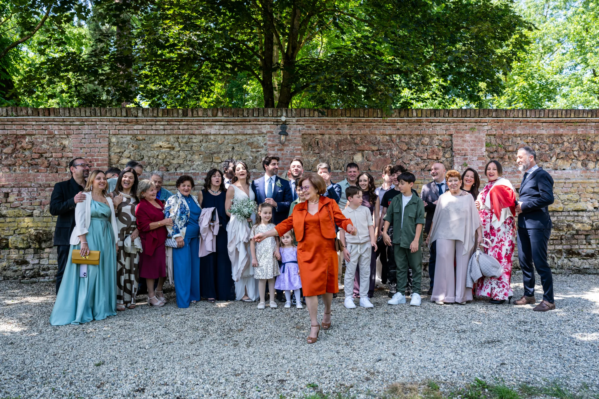 Foto di gruppo con gli invitati nel parco di La Scrivana