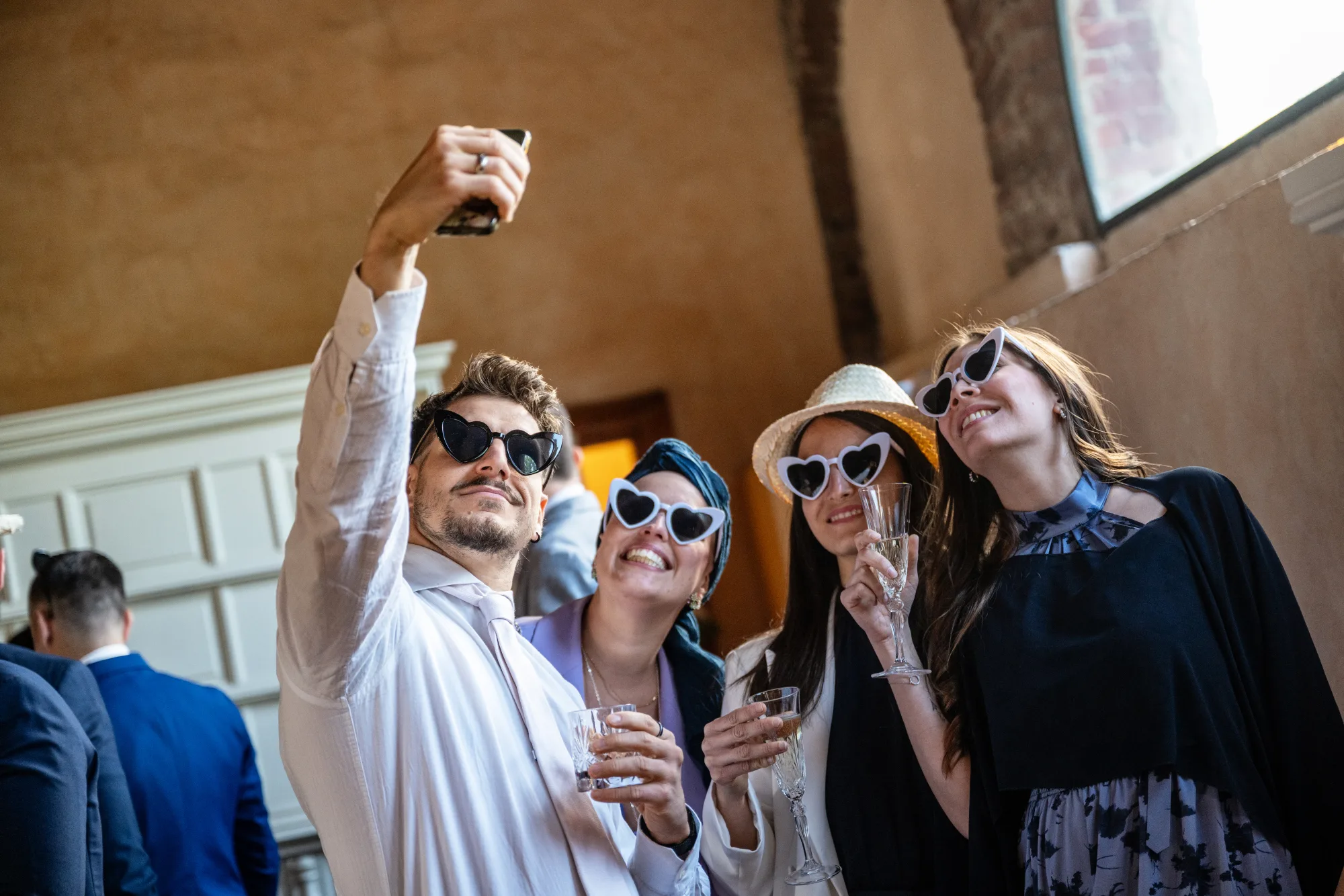 Gli invitati durante la festa di matrimonio a La Scrivana