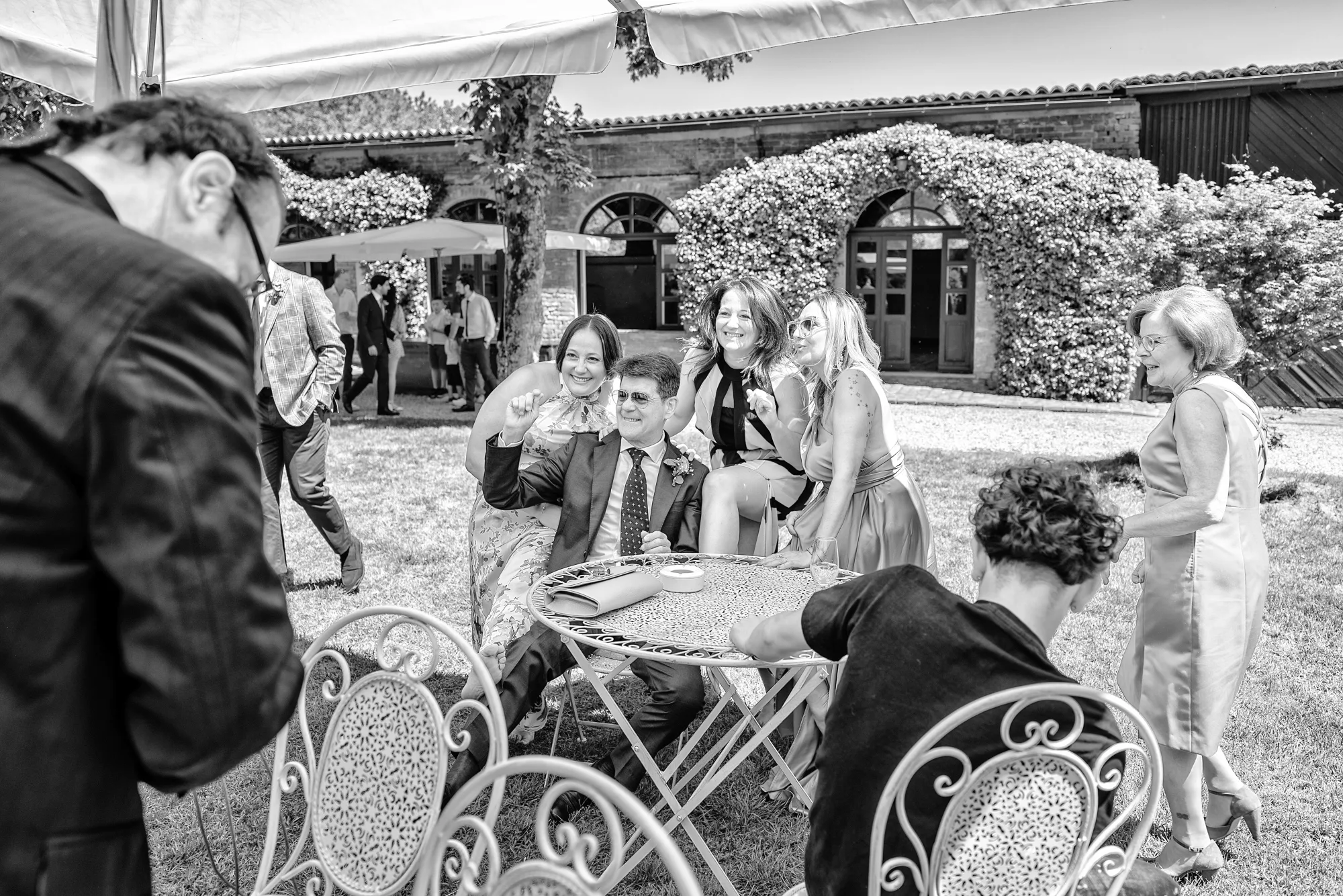 Gli invitati ai tavoli nel parco di La Scrivana