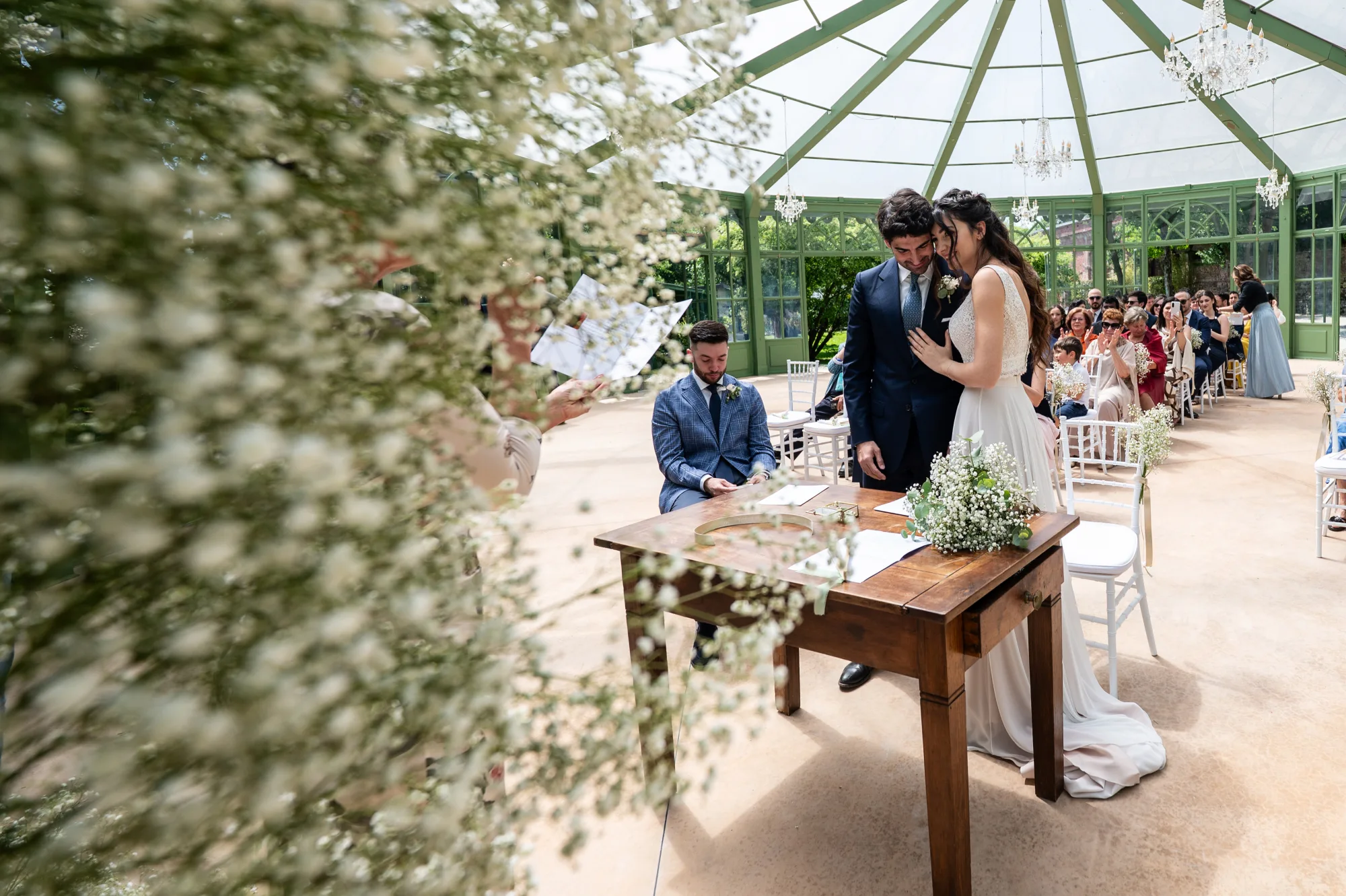 La sposa durante i preparativi in una stanza di La Scrivana