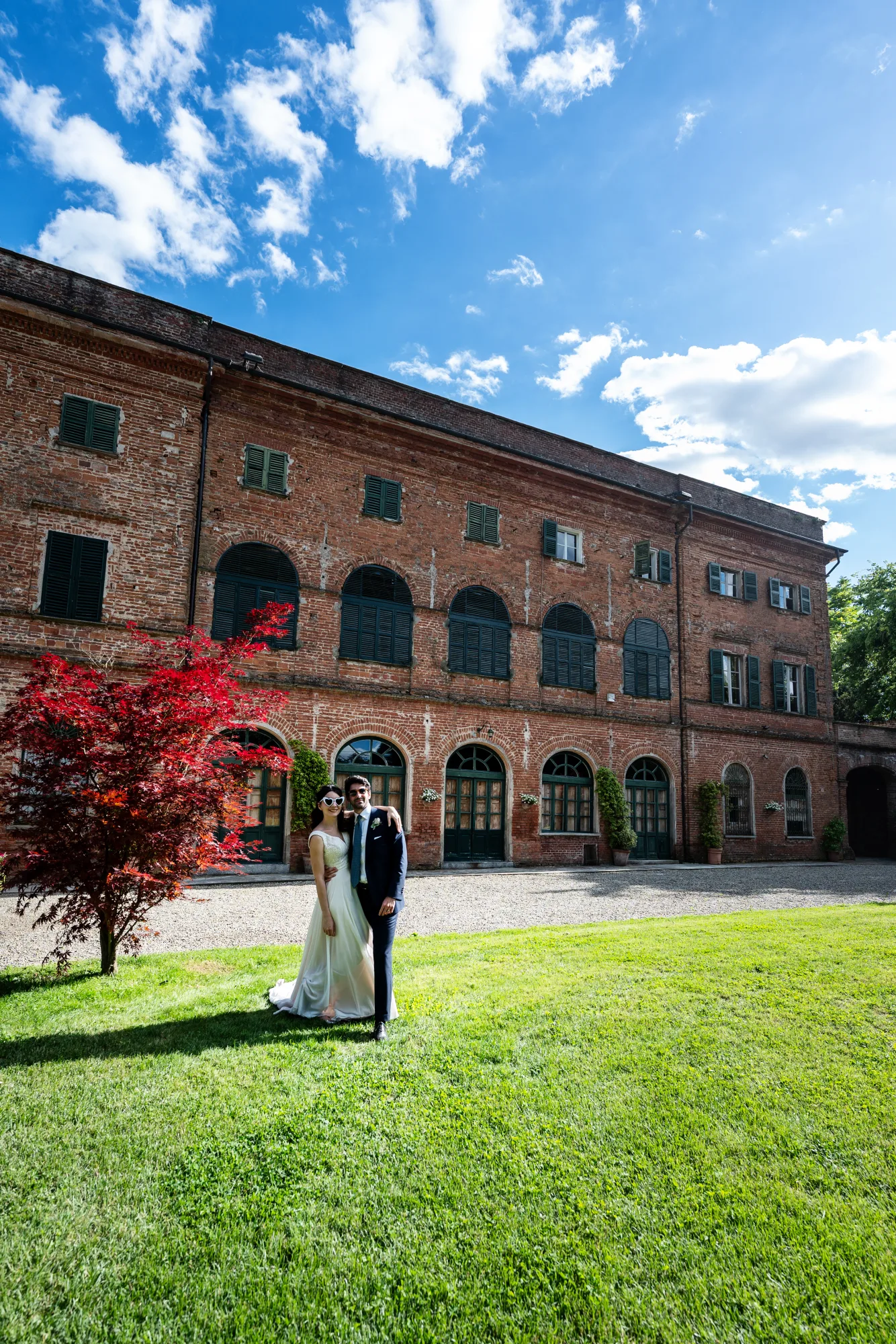 La sposa accanto alla vetrata del portico di La Scrivana