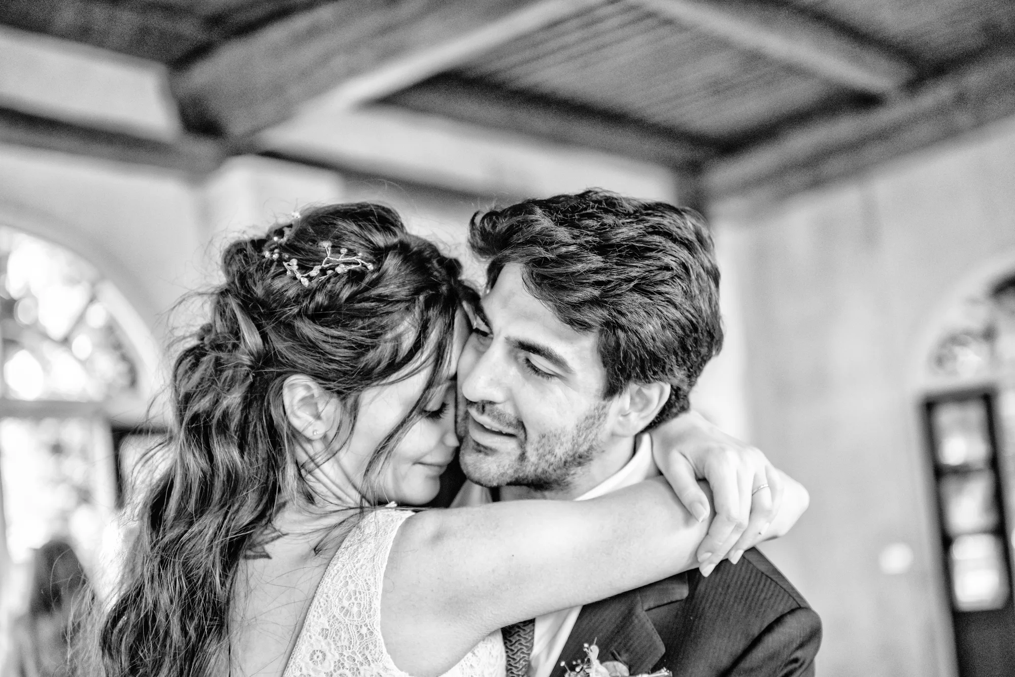 Gli sposi in un abbraccio, matrimonio a La Scrivana