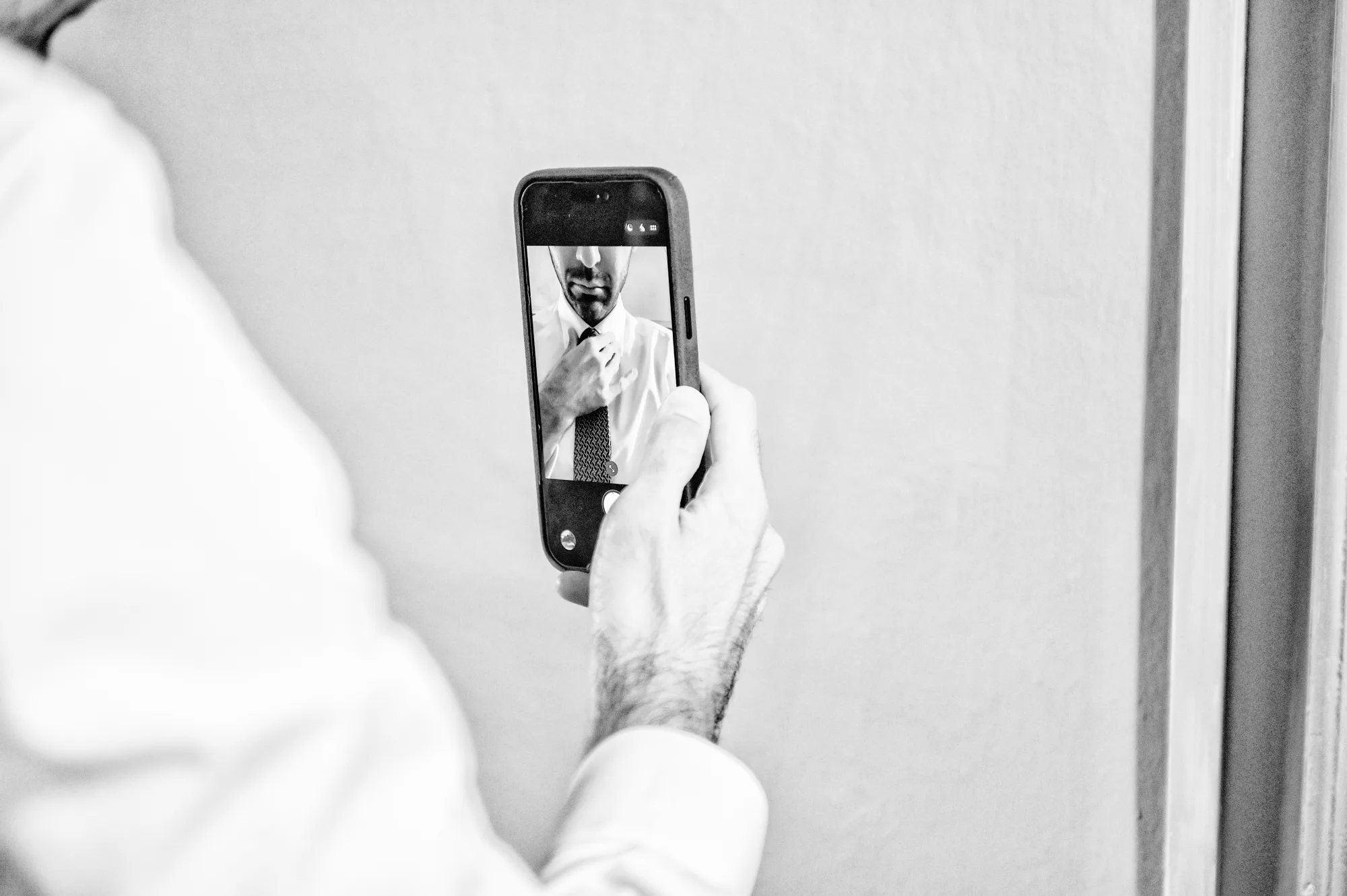 Gli sposi ripresi dal telefono di un invitato a La Scrivana