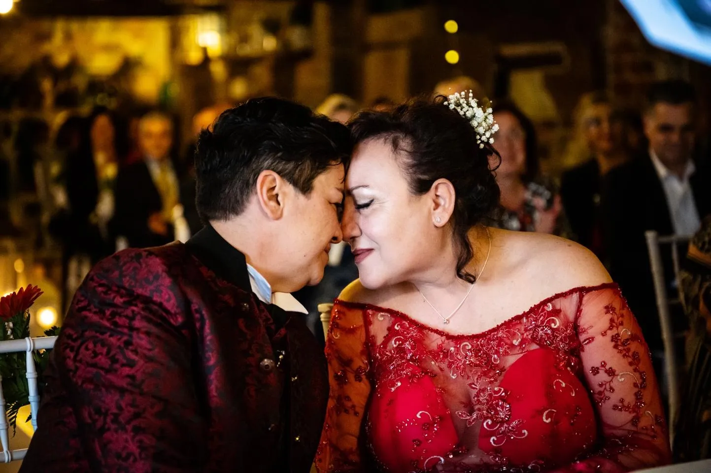 Le due spose si abbracciano durante il matrimonio egualitario a Cavour