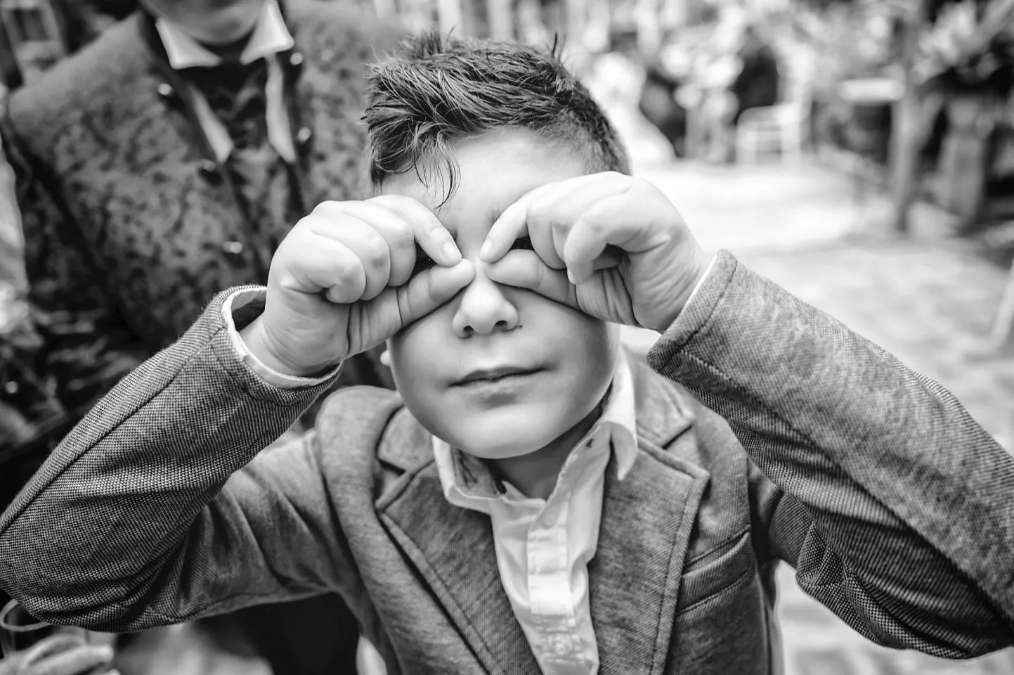 Bambini alla festa di matrimonio nel giardino de La Vià a Cavour