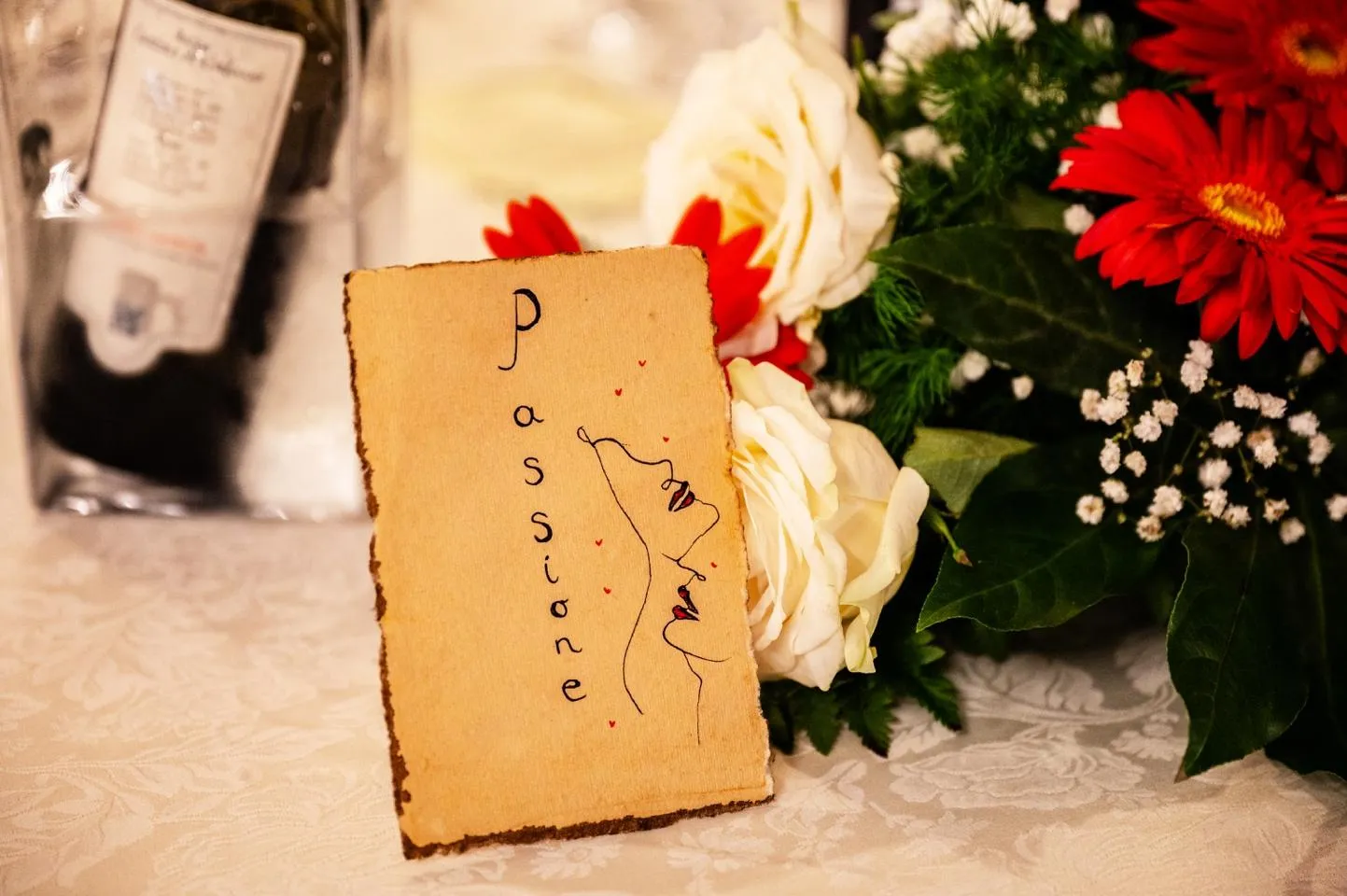 Dettaglio dell'abito rosso, bouquet e scarpe con il cane di famiglia