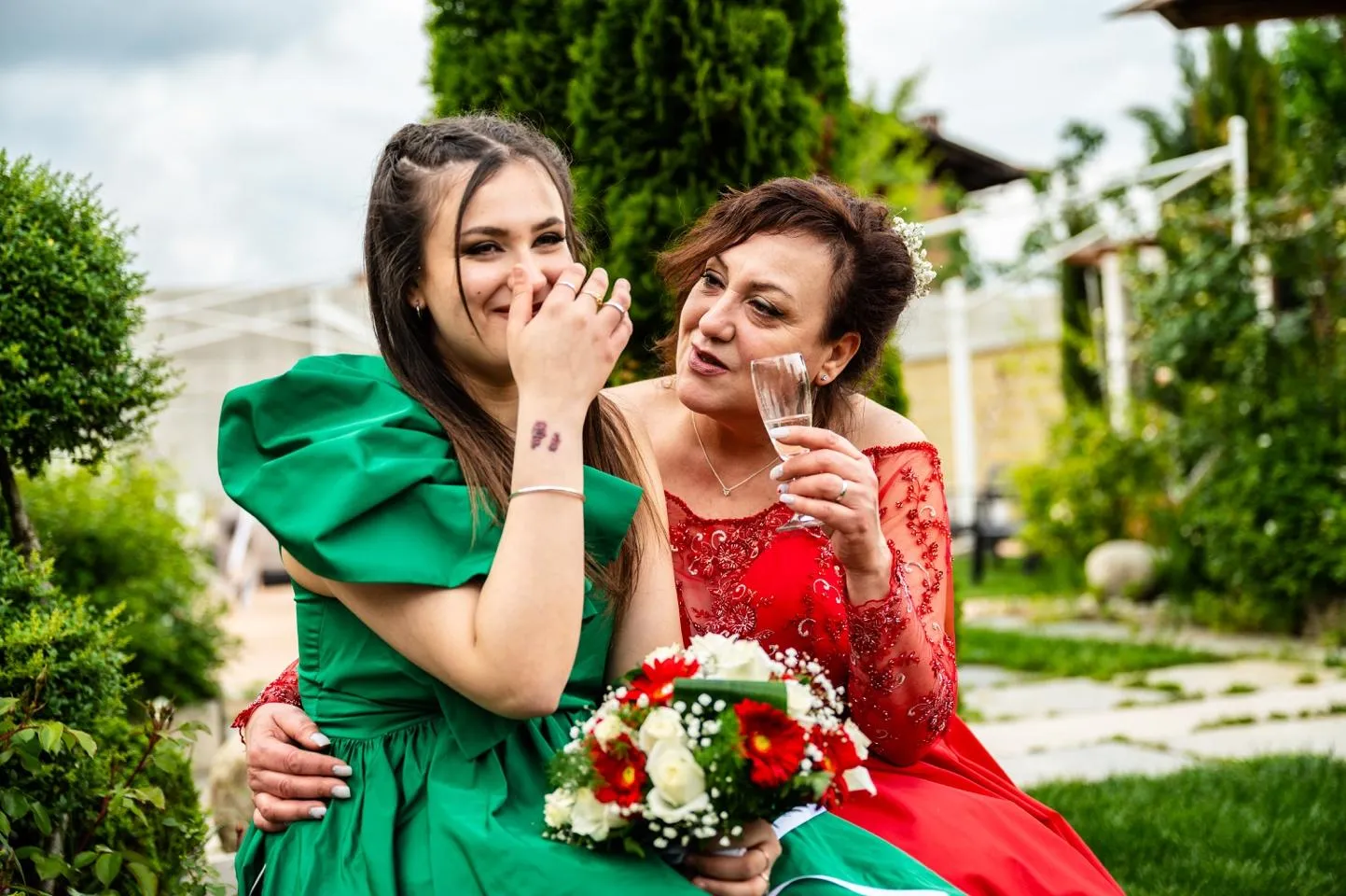La figlia di una sposa, commossa, brinda durante la festa a La Vià