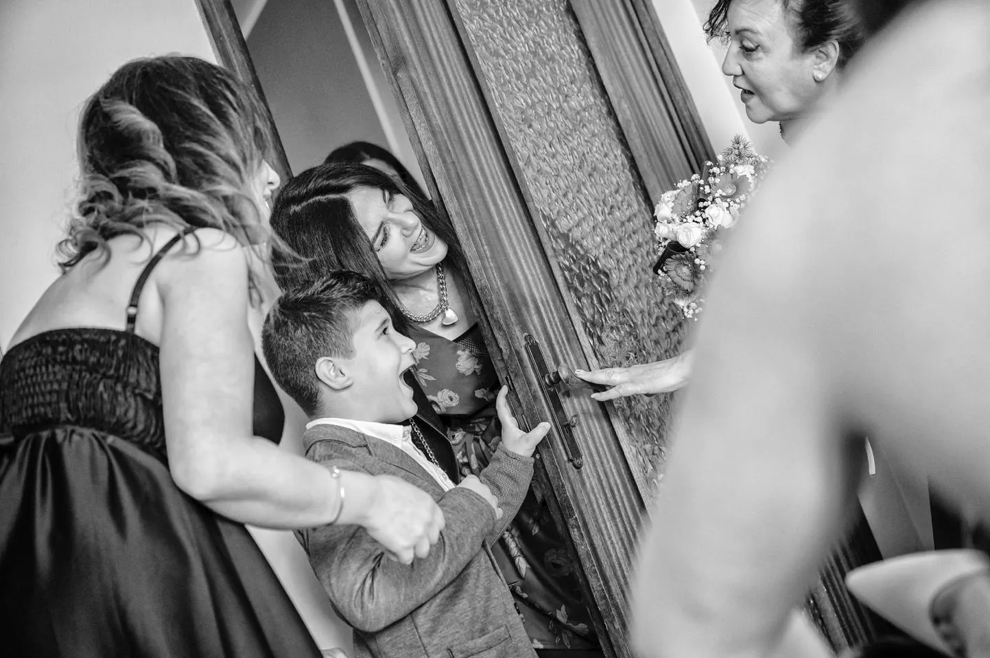 Invitati commossi durante la cerimonia di matrimonio a La Vià di Cavour